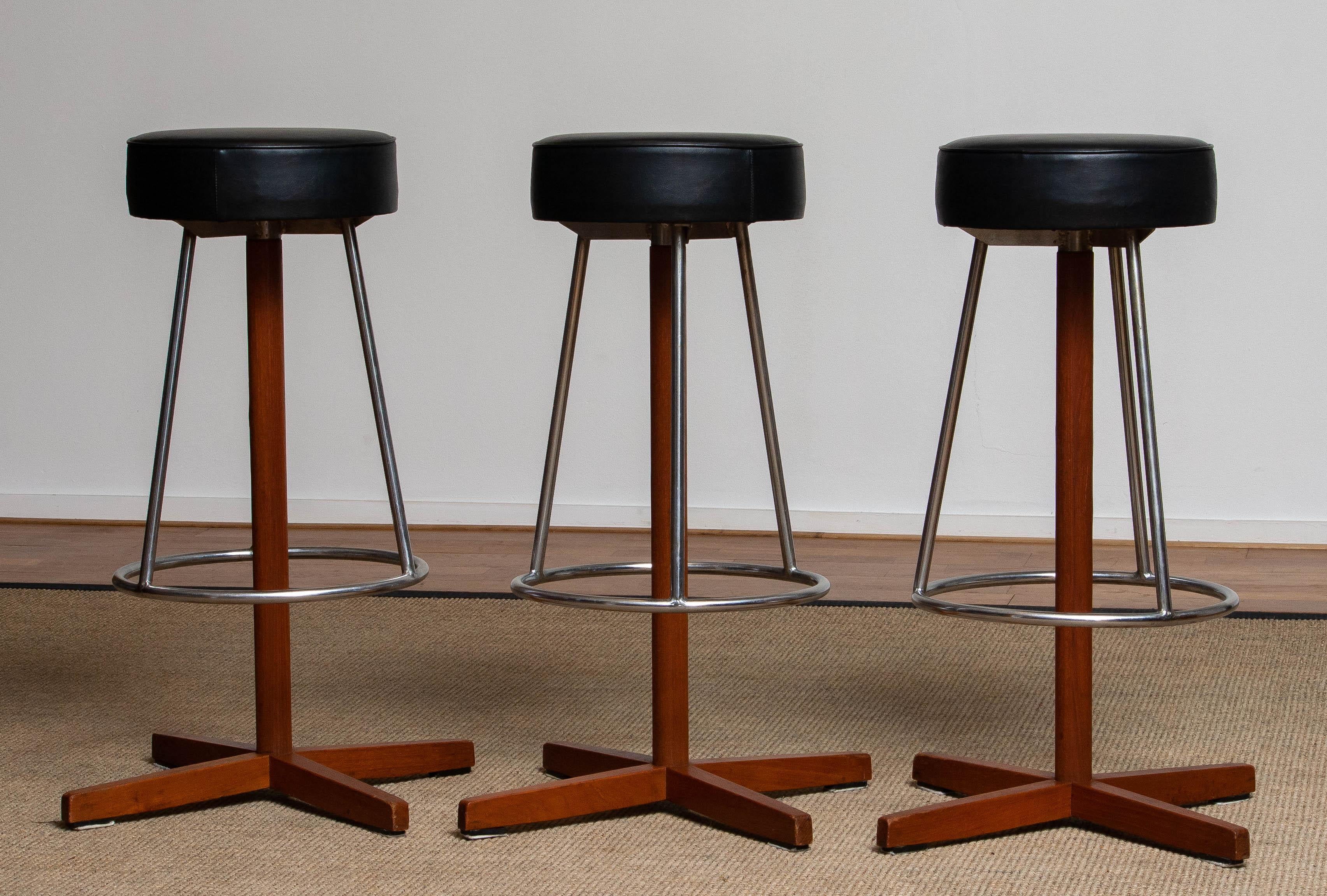 Tres taburetes de bar giratorios vintage de teca y cromo de Johanson Design de Suecia Sueco en venta