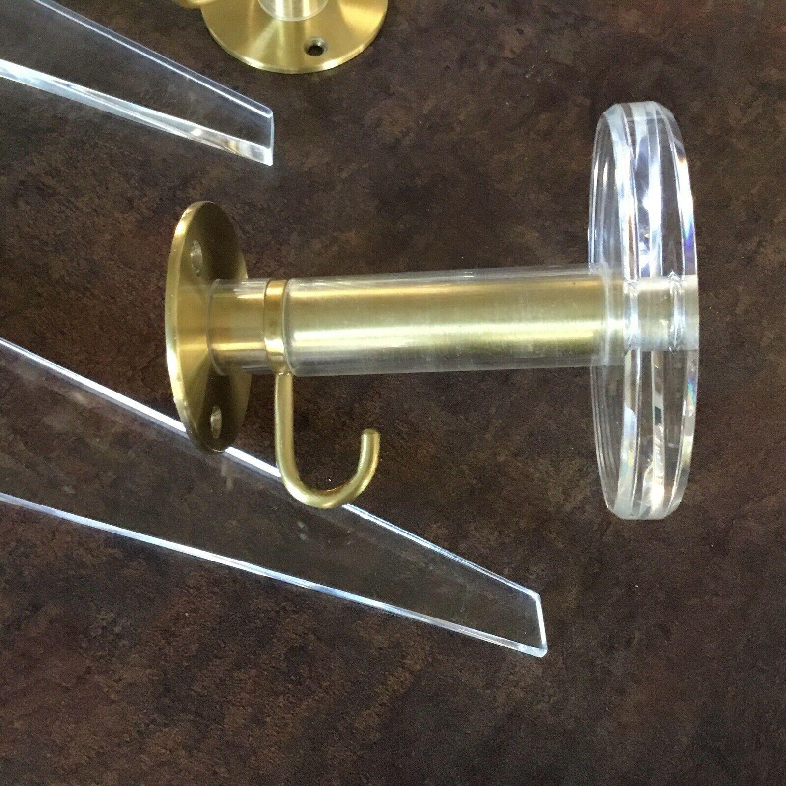 Drei Wandmantelhaken und Kleiderbügel aus Lucite und Messing, 1970er Jahre, Deutsch im Angebot 4