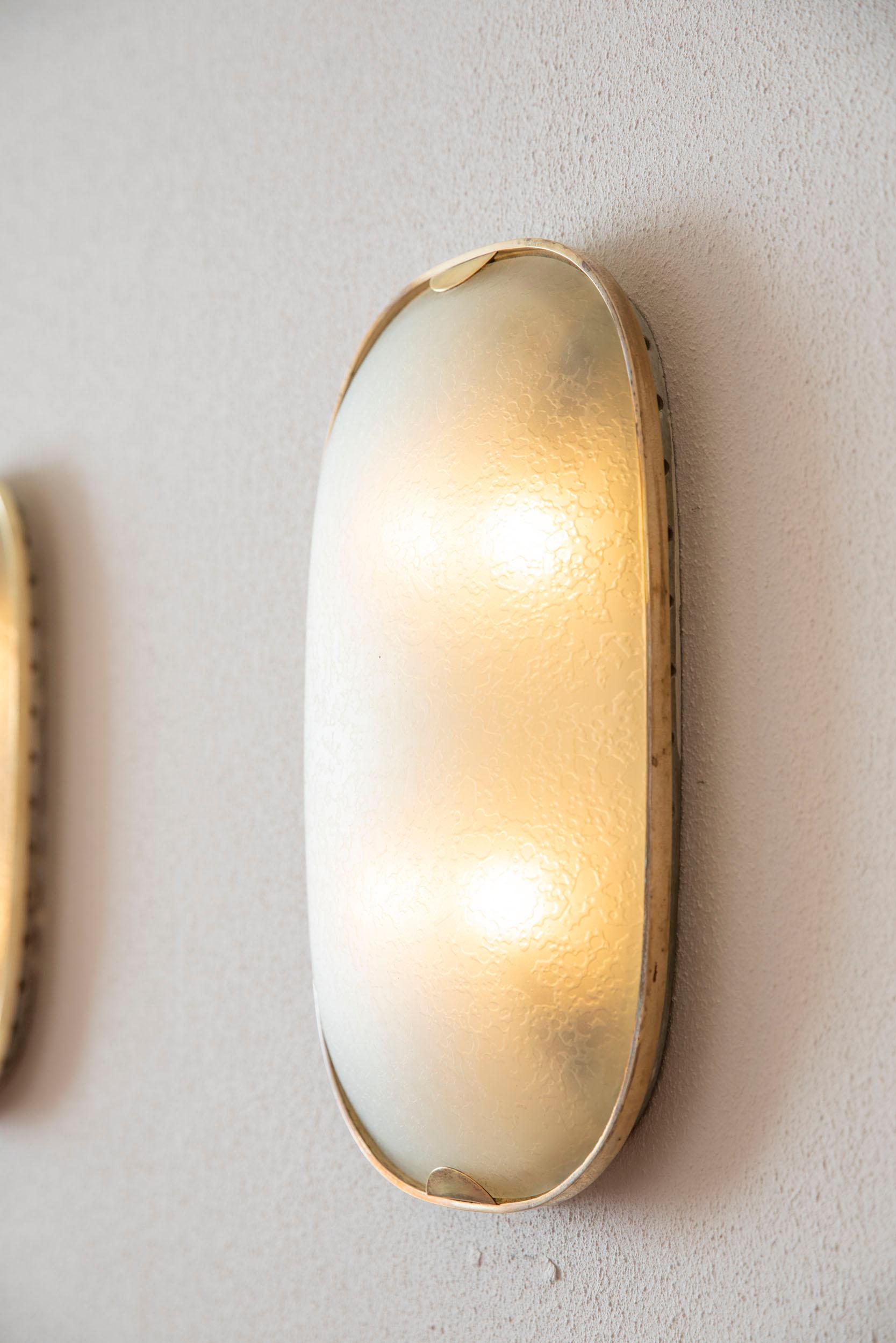Stunning set of 3 wall lights by Fontana Arte.
Brass and glass oval sconces, you can use as flushmounts.
Four lights each.
Pressing a button you can easily open the sconce.
Excellent vintage condition.