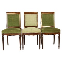 Drei Stühle aus Nussbaumholz aus der Mitte des 20. Jahrhunderts im englischen Stil