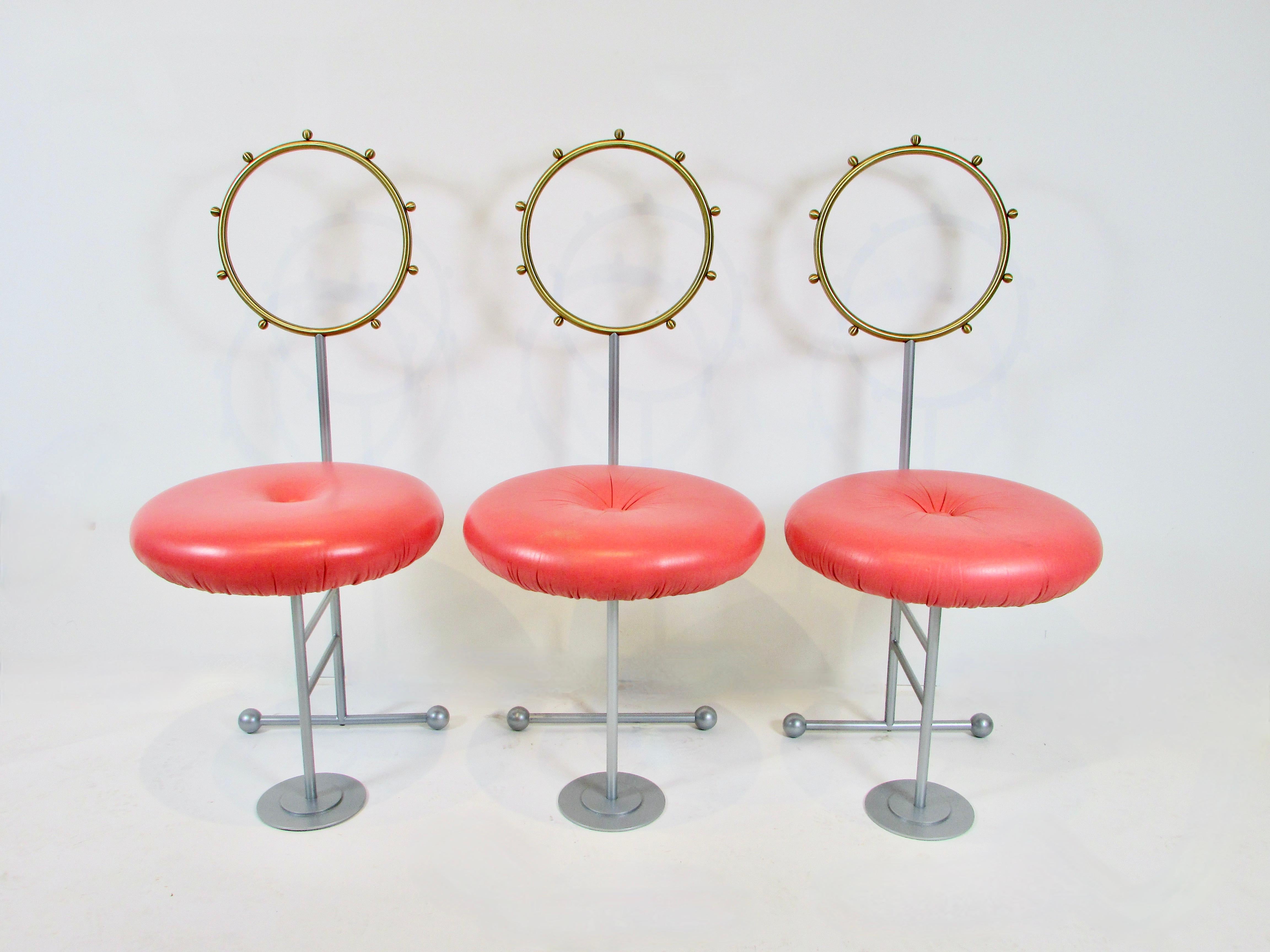  Trois chaises d'appoint post-modernes amusantes et fantaisistes conçues par Luigi Serafini pour Sawaya et Moroni Milan Italie.  Les chaises post-modernes de style Memphis me font toujours sourire. Le dossier circulaire a un diamètre de 11,5