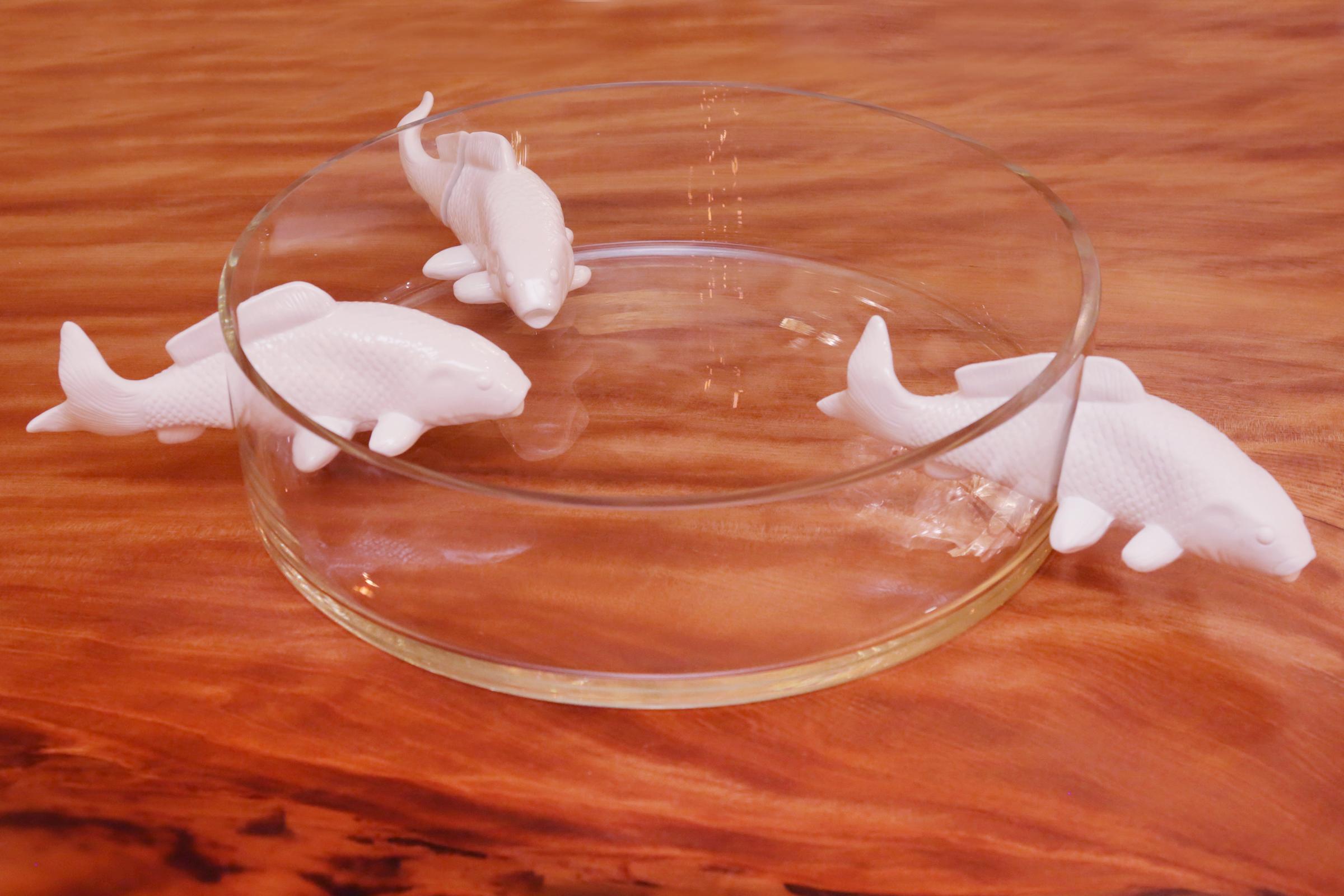 Glass cup three white fishes in ceramic
with 3 fishes which re swimming through
a round glass cup.
Measures: Cup diameter 40cm.
Cup diameter with fishes 60cm.
 