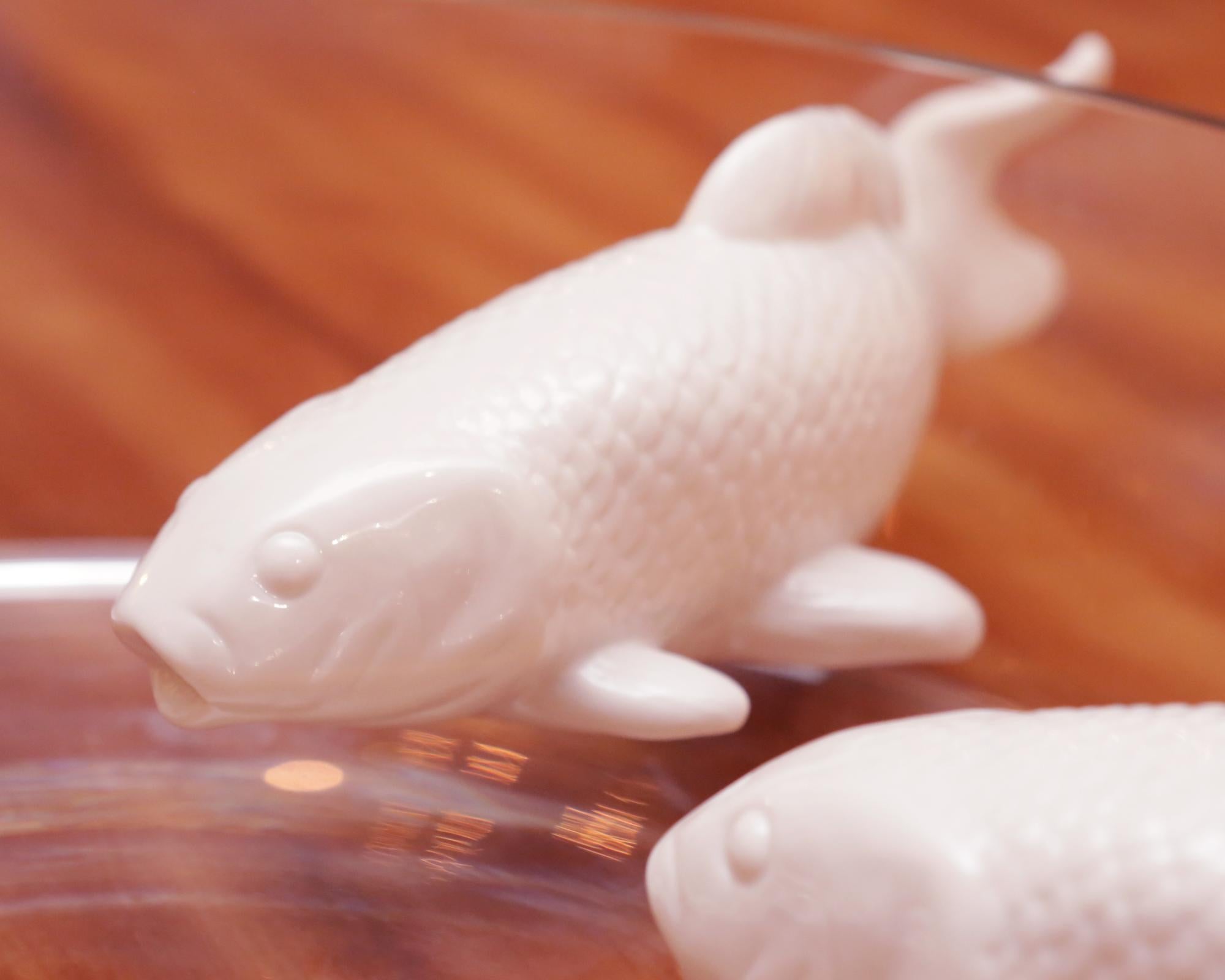 Weiße Fische in Keramik-Glasschale mit weißen Fischen (Handgefertigt) im Angebot