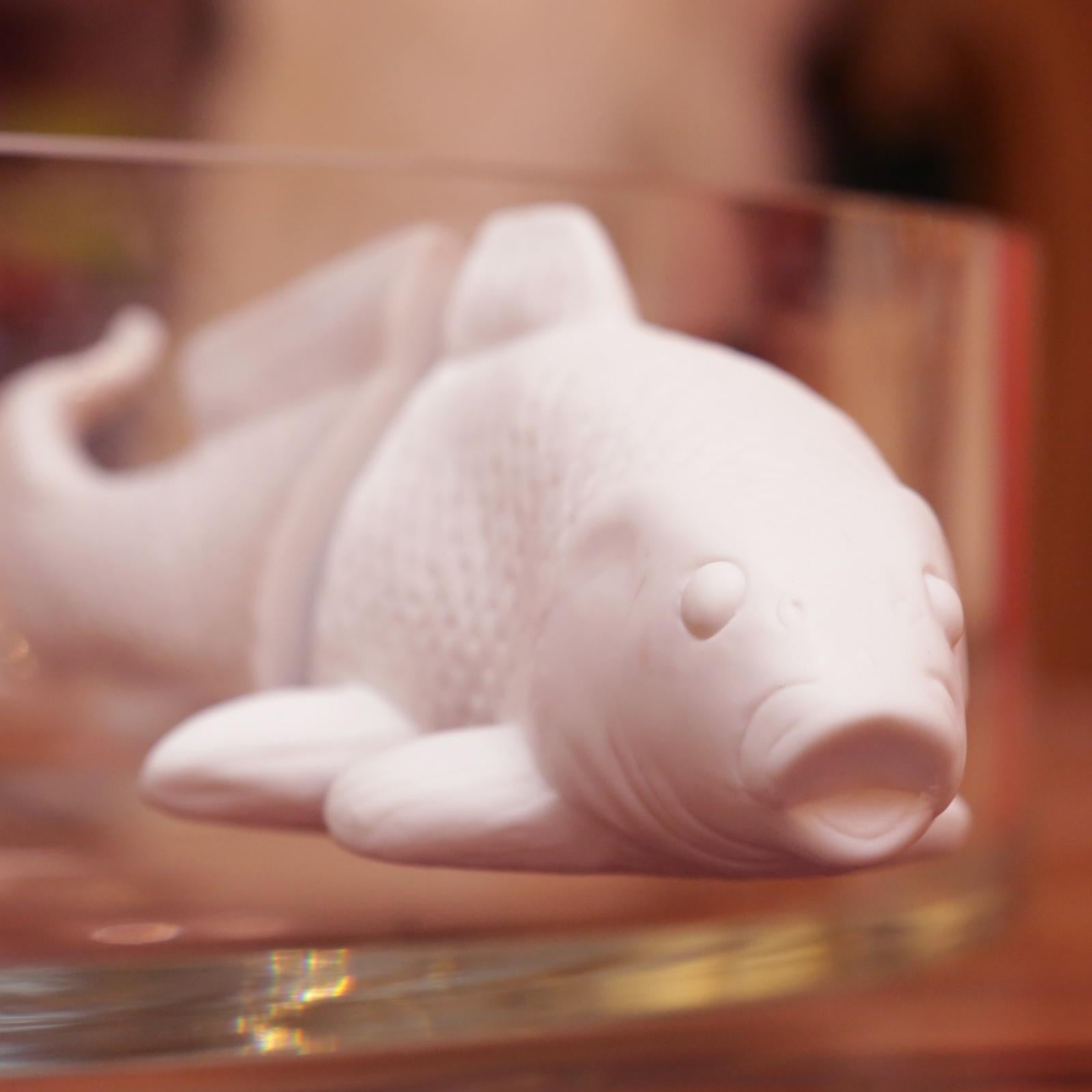 Weiße Fische in Keramik-Glasschale mit weißen Fischen (21. Jahrhundert und zeitgenössisch) im Angebot