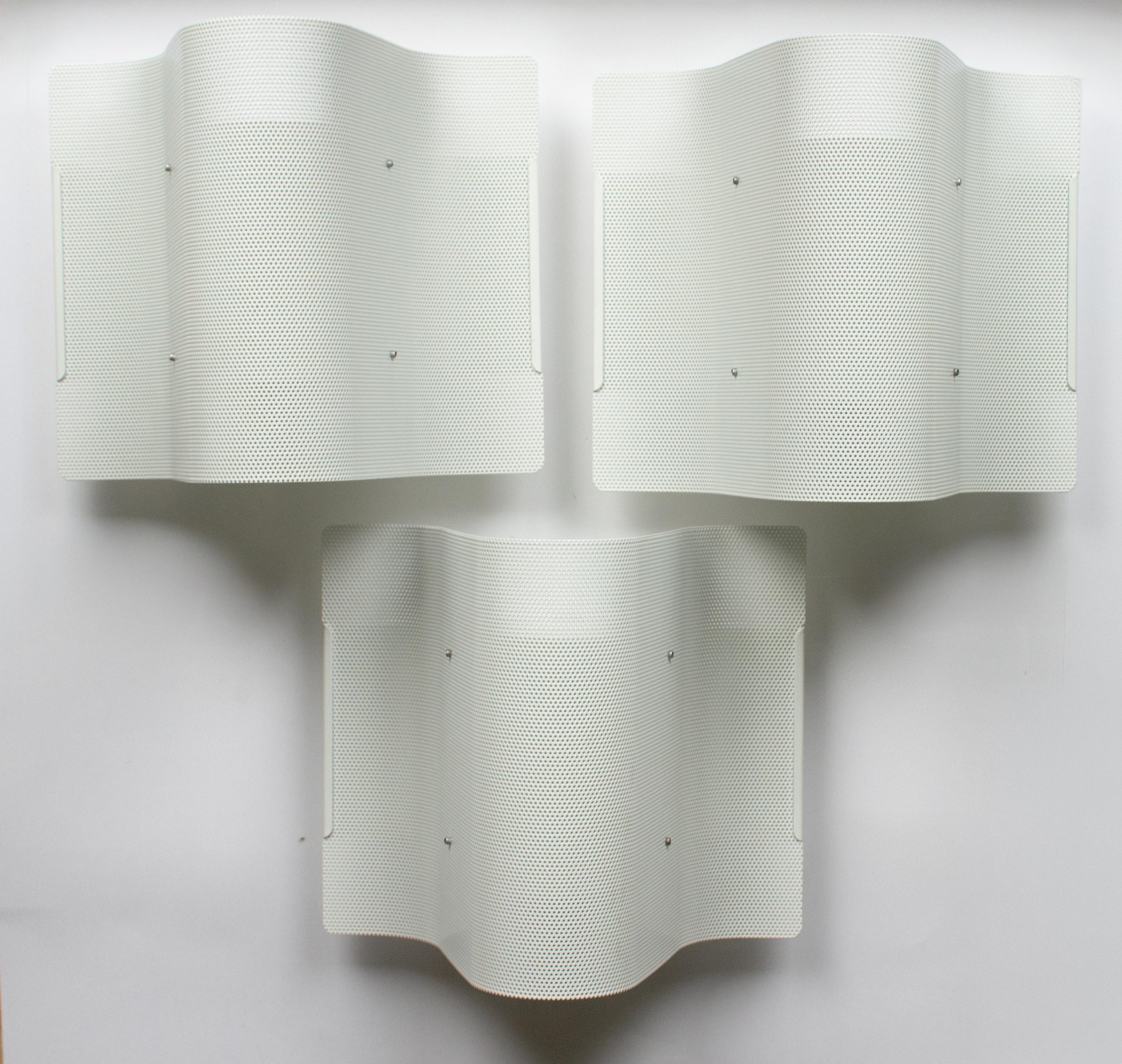 Drei Wandtafeln aus weißem Metall von Börge Lindau & Bo Lindekrantz für Zero, 1990 (Moderne) im Angebot
