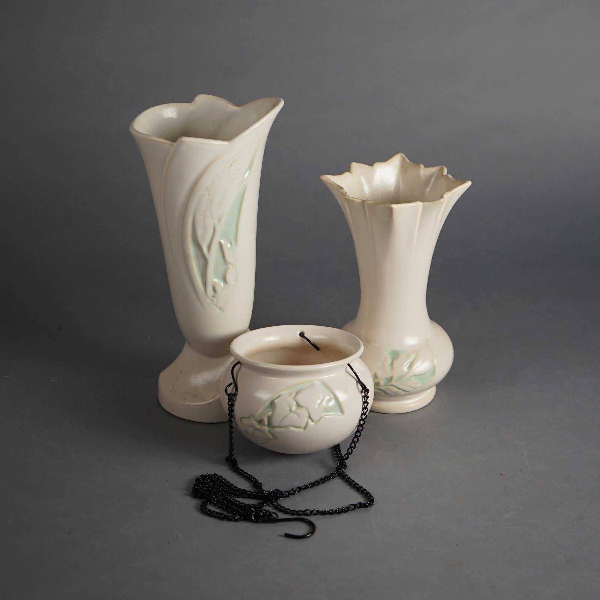 Tres piezas blancas de Roseville Art Pottery Mediados del siglo XX

Medidas - 12,5 