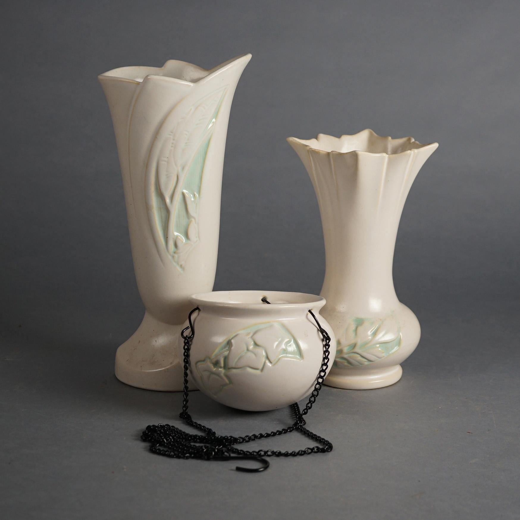 Tres piezas blancas de Roseville Art Pottery Mediados del siglo XX Artes y manualidades