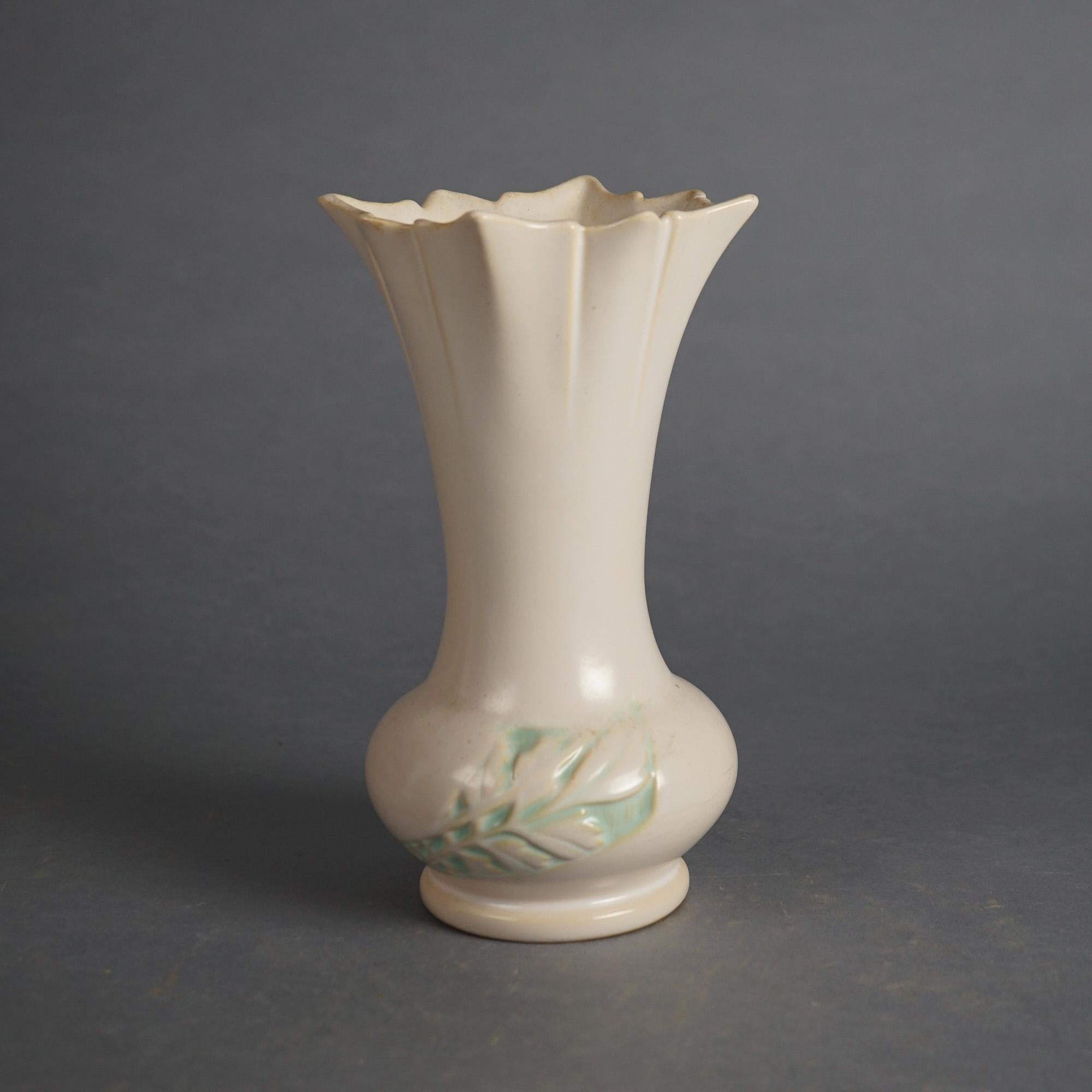 Tres piezas blancas de Roseville Art Pottery Mediados del siglo XX Alfarería