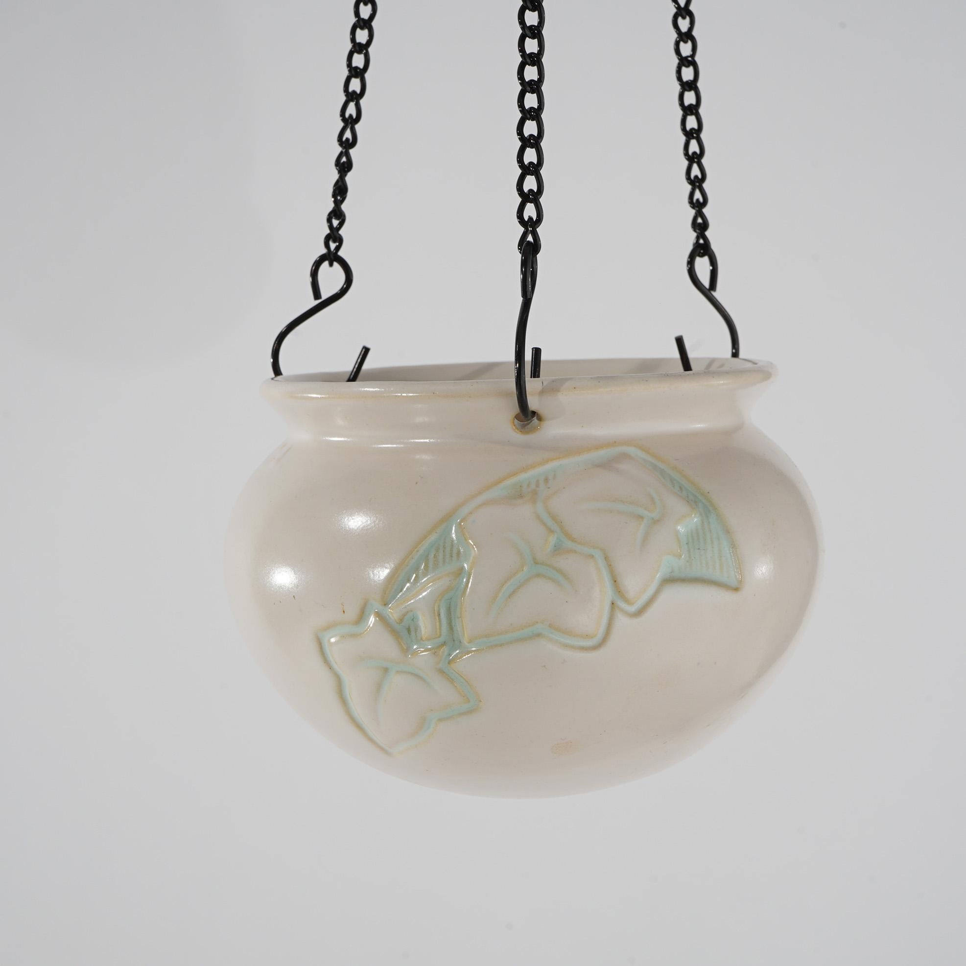 Tres piezas blancas de Roseville Art Pottery Mediados del siglo XX 1