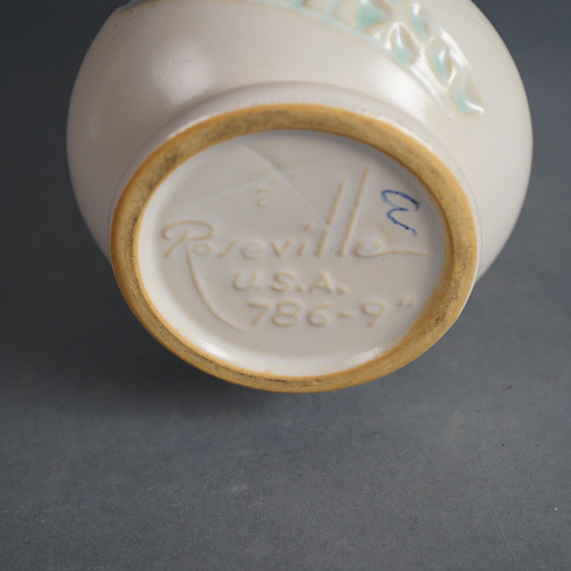 Tres piezas blancas de Roseville Art Pottery Mediados del siglo XX 2