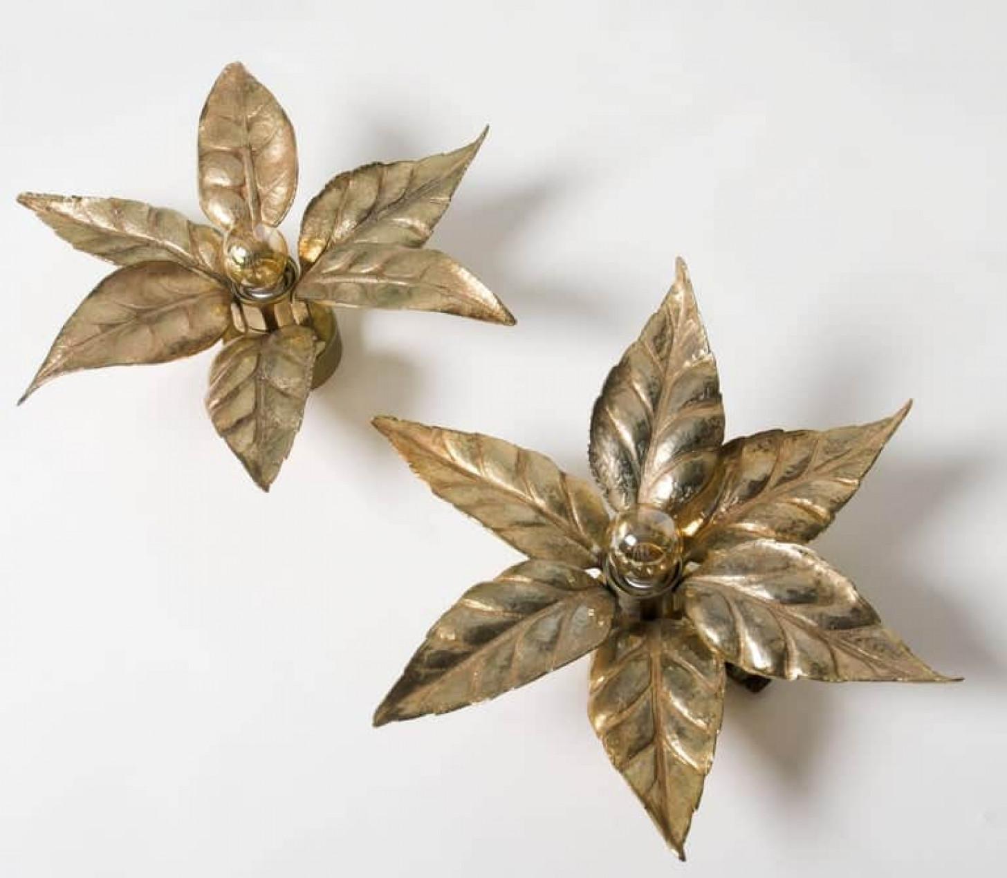 Brutalisme Trois plafonniers ou appliques à fleurs en laiton de style Willy Daro en vente