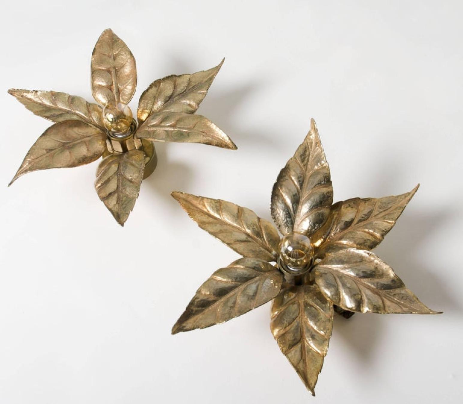 Allemand Trois lampes de plafond ou murales à fleurs en laiton de style Willy Daro en vente