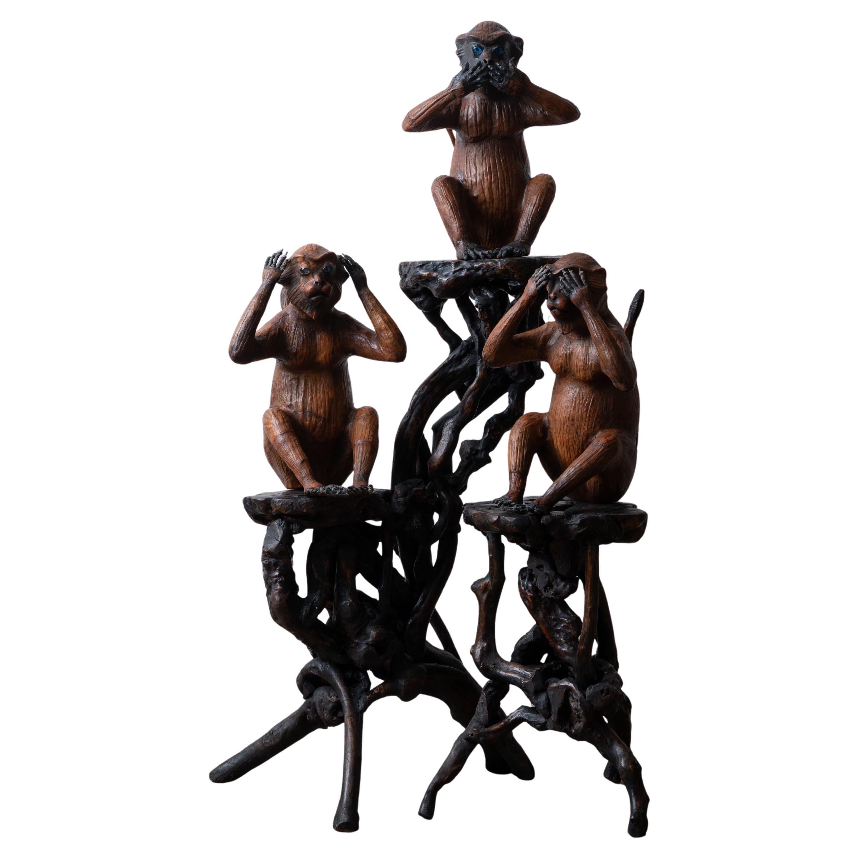 Un groupe vintage de sculptures figuratives enveloppées de cuir représentant les trois singes sages.

Environ 11 ½ pouces de largeur par 13 ½ pouces de profondeur par 16 pouces de hauteur.

