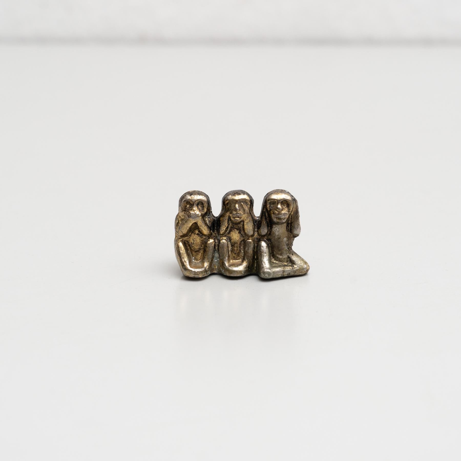 Vintage metal figure of the traditional three wise monkeys representation.

Made by unknown manufacturer in Spain, circa 1950.

In original condition, wear consistent with age and use, preserving a beautiful patina.

The three wise monkeys are