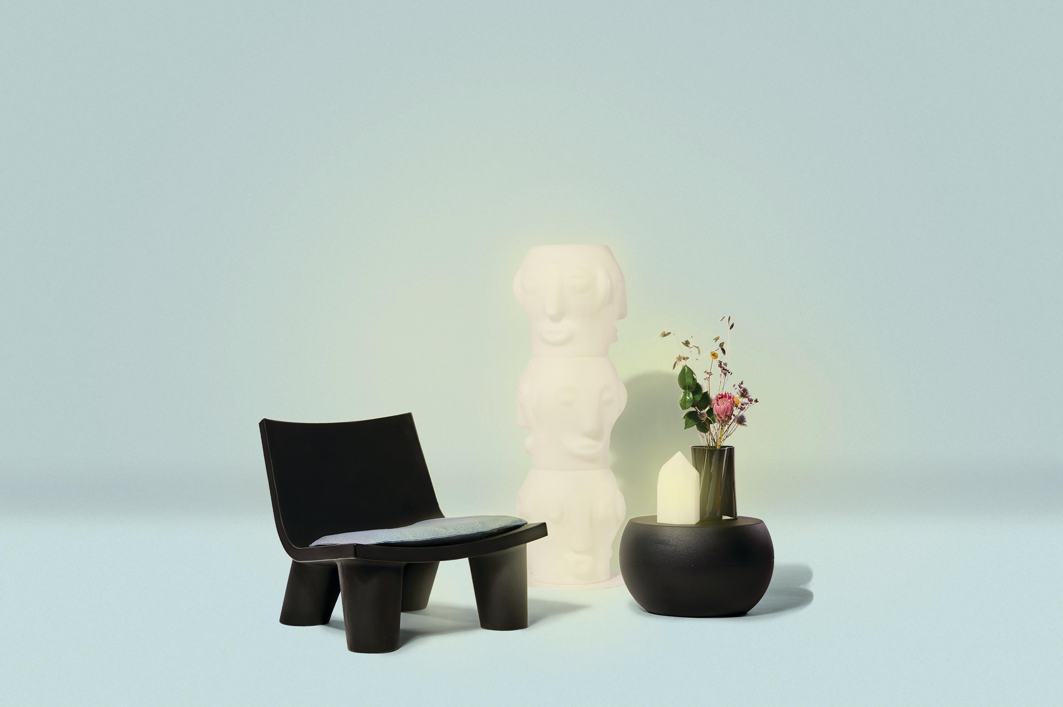 Threebù 3 Totem Lighted Pot by Marcantonio
Dimensions: D 45 x W 45 x H 135 cm.
Materials: Polyethylene and metal.

Available in different color options. Prices may vary. This product is suitable for indoor and outdoor use. Available in a standard or