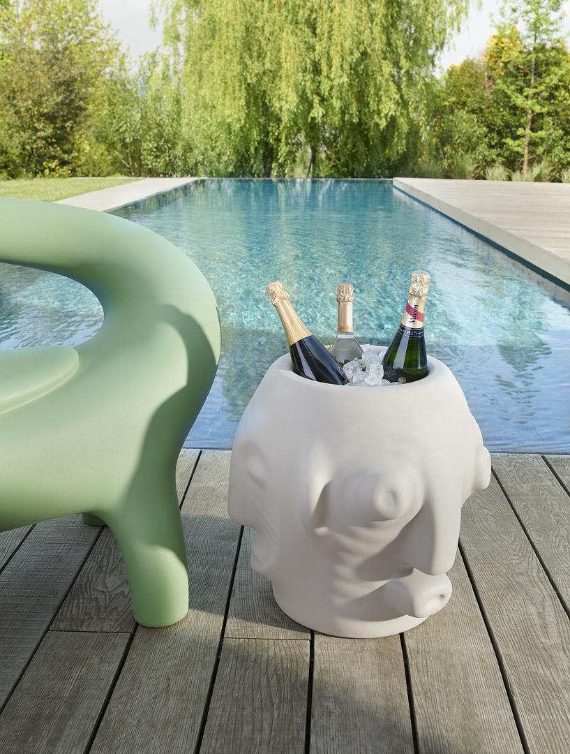Threebù Party Savannah Land Bottle Rack by Marcantonio
Dimensions: D 45 x W 45 x H 45 cm.
Materials: Polyethylene.
Weight: 4 kg.

Available in different color options. Prices may vary. This product is suitable for indoor and outdoor use. Available