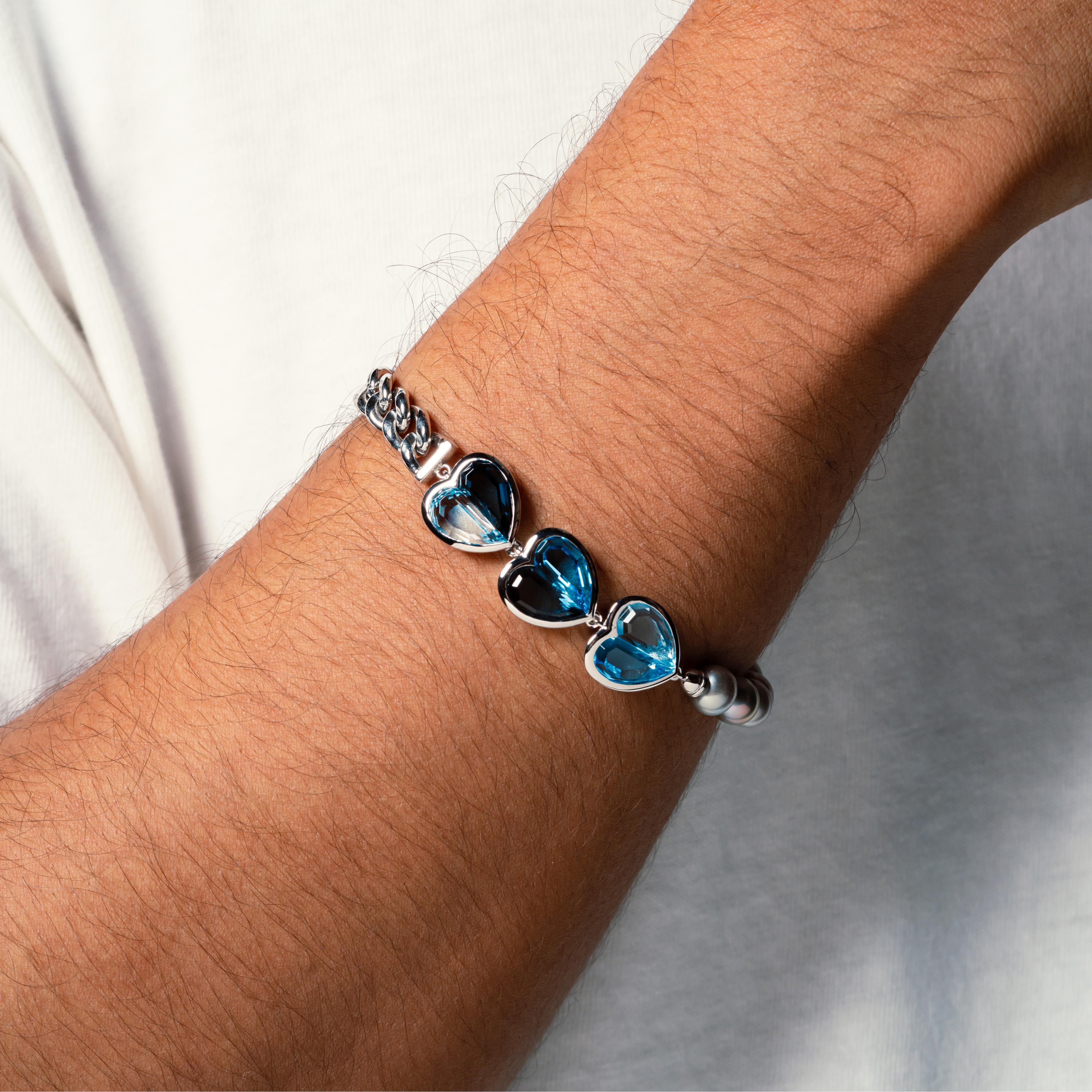 Three's a Crowd Blue Topaz and Grey Pearl Bracelet in 18 Karat White Gold In New Condition For Sale In Hong Kong, HK