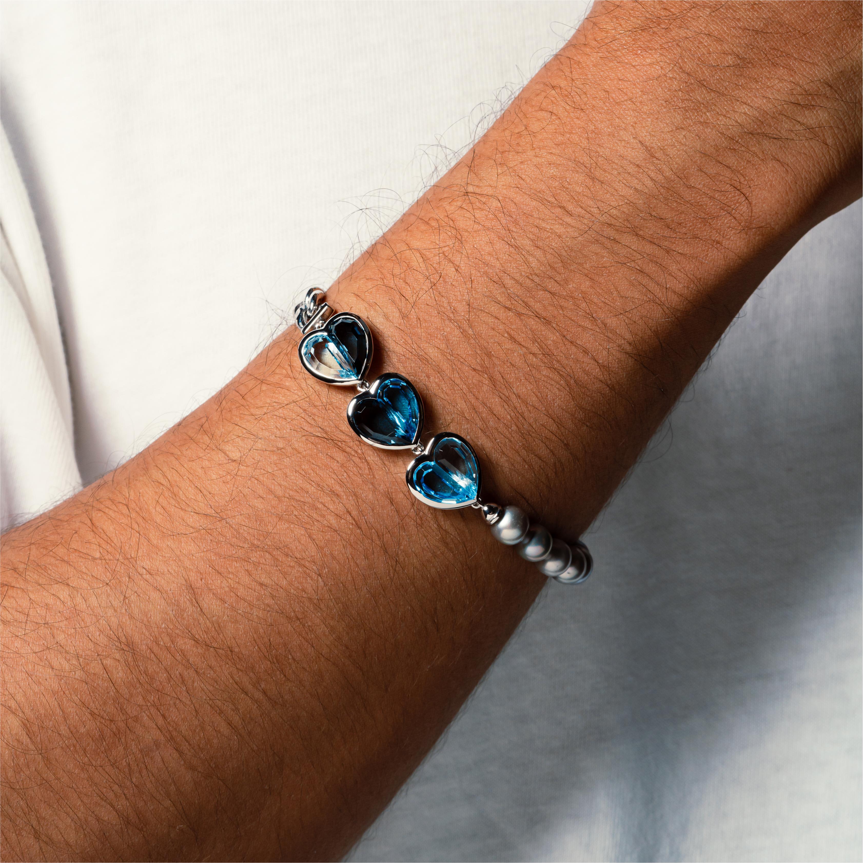 Women's or Men's Three's a Crowd Blue Topaz and Grey Pearl Bracelet in 18 Karat White Gold For Sale