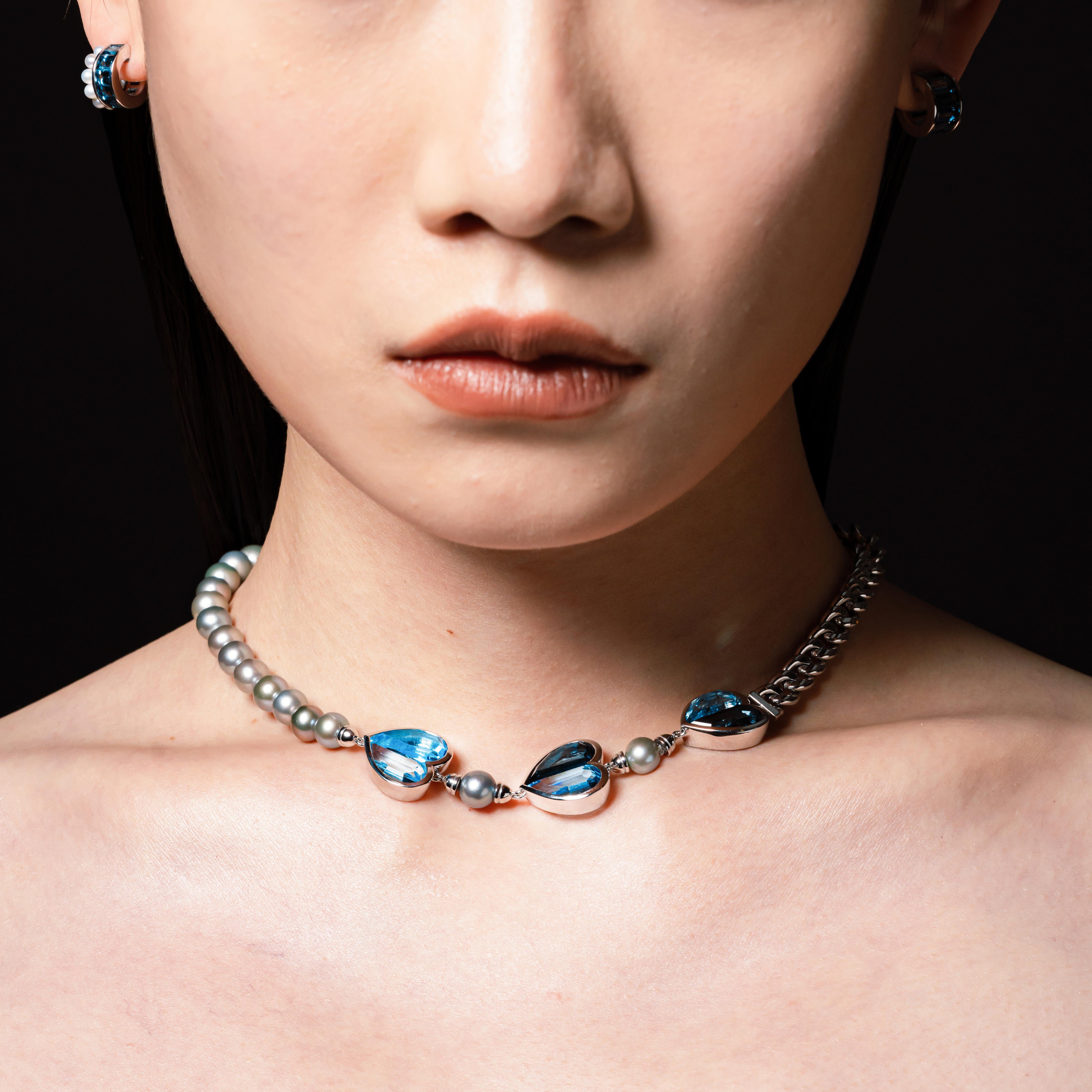 Three's a Crowd Blue Topaz and Grey Pearl Necklace in 18 Karat White Gold In New Condition For Sale In Hong Kong, HK
