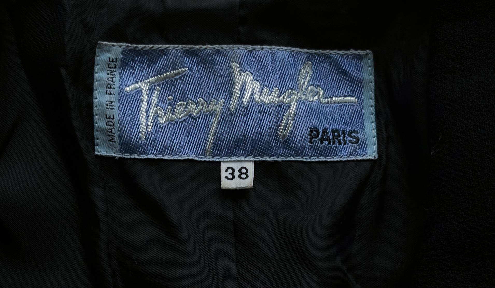 Thrilling Thierry Mugler LES INFERNALES FW1988/89 Black Dramatic ZigZag Jacket For Sale 3