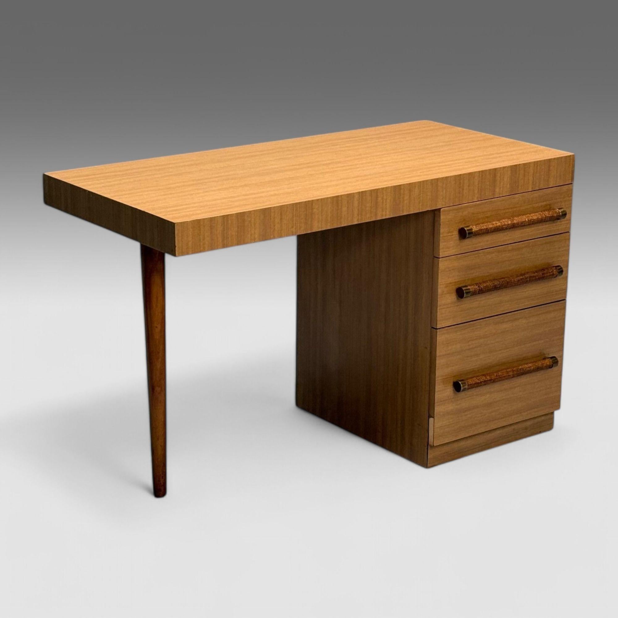 T.H. Robsjohn-Gibbings, Widdicomb, Scrivania moderna di metà secolo, piccola scrivania, Wood macchiato, canna, ottone, anni '60

Questa scrivania modernista di T. H. Robsjohn-Gibbings per Widdicomb Furniture Co. presenta un piano rettangolare con un