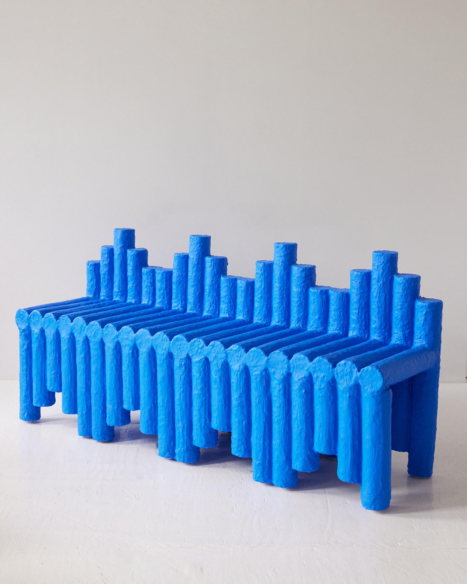 Le banc Throne de Hannah Bigeleisen allie une élégance sculpturale à un design moderne. Inspiré par les formes empilées d'Enzo Mari, le banc Throne est sculpté à la main dans du ciment, avec des lignes audacieuses et une silhouette frappante, ce qui
