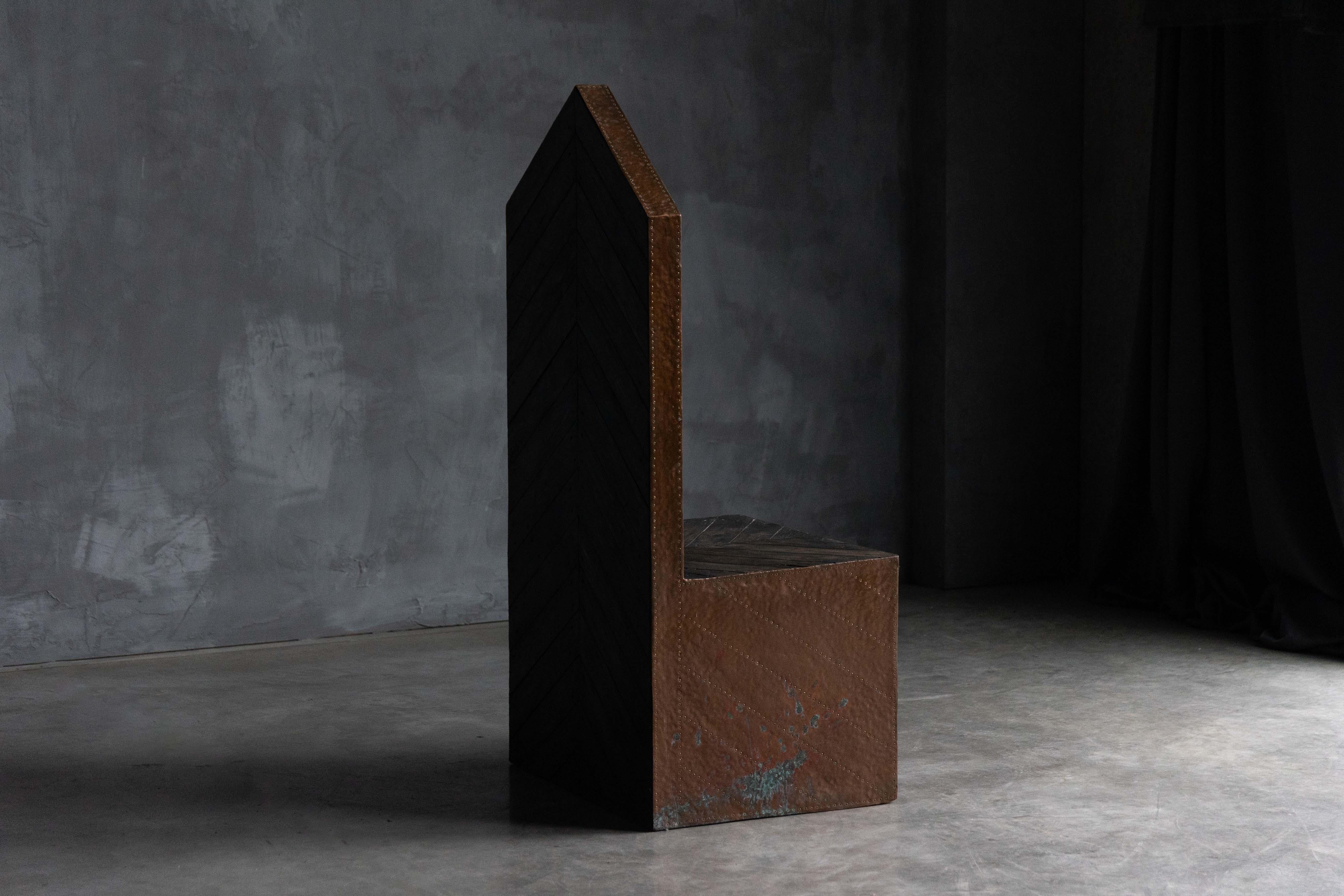 Rara e unica sedia da trono di Sandro Lorenzini, Italia, anni Ottanta. Firmato dall'artista, questo pezzo è realizzato con pannelli di legno massiccio e presenta intarsi di stelle e lune in ceramica, completati da pannelli laterali in rame. Un pezzo