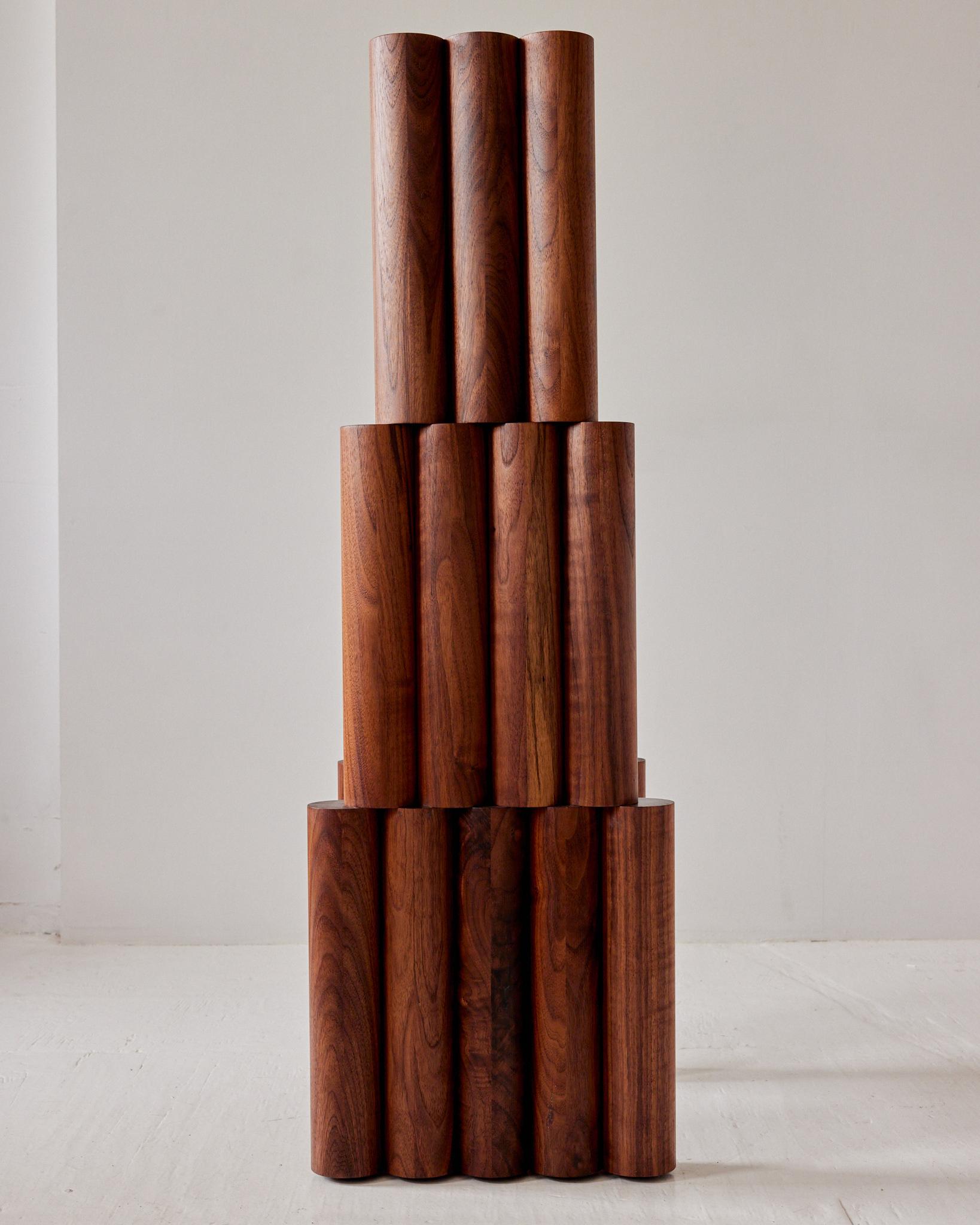 Der bahnbrechende italienische Künstler und Möbeldesigner der Moderne, Enzo Mari, diente als Inspiration für unseren Thronsessel aus massivem Nussbaumholz.

Bei der Herstellung dieses Stücks aus massivem Nussbaumholz und einer hochglänzenden,