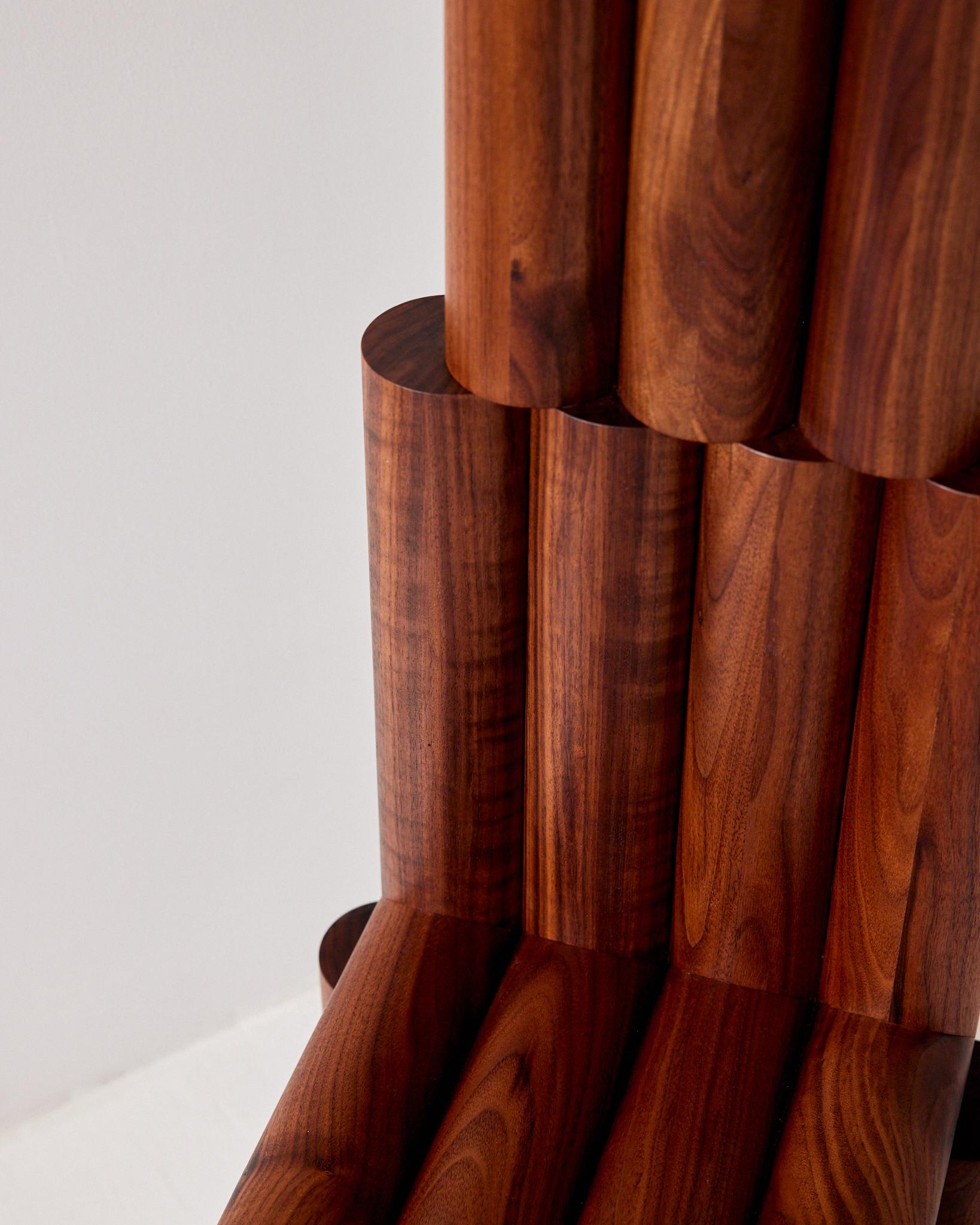 Thronsessel in Nussbaum massiv im Zustand „Neu“ im Angebot in Brooklyn, NY