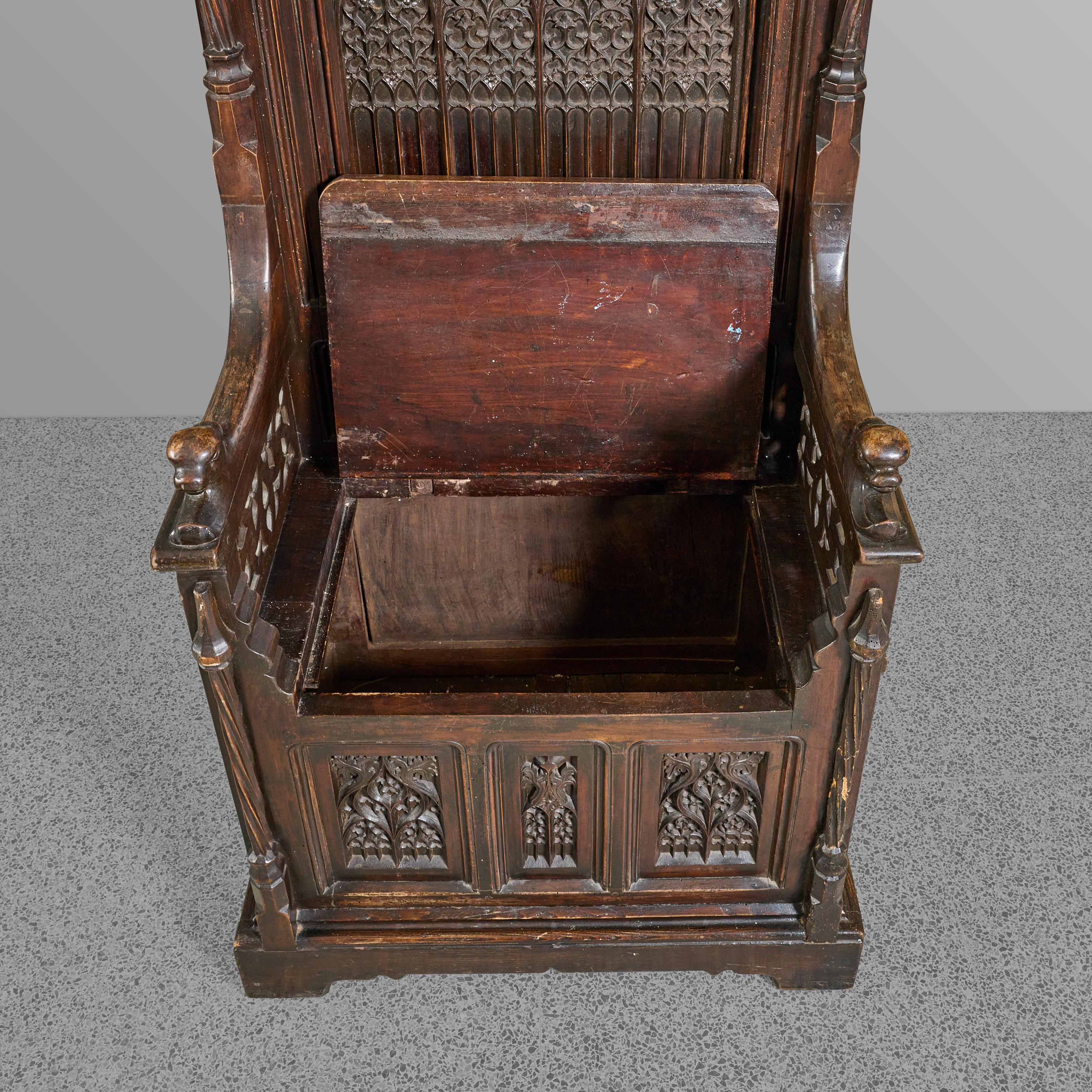 Milieu du XIXe siècle Chaise trône avec une sculpture incroyable en vente