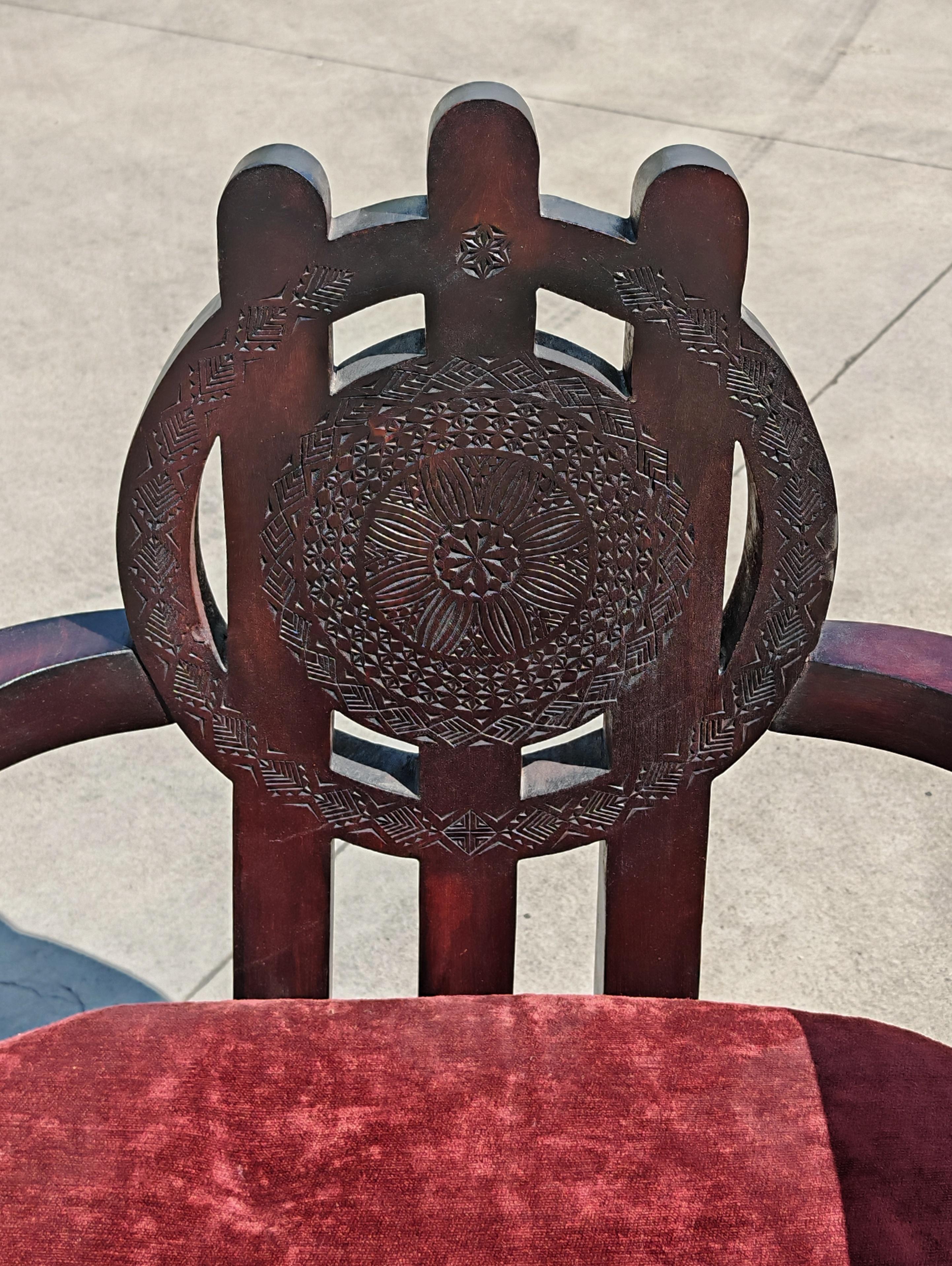 Slovène Fauteuils en forme de trône sculptés à la main en chêne teinté, conçus par Ettore Zaccari en vente
