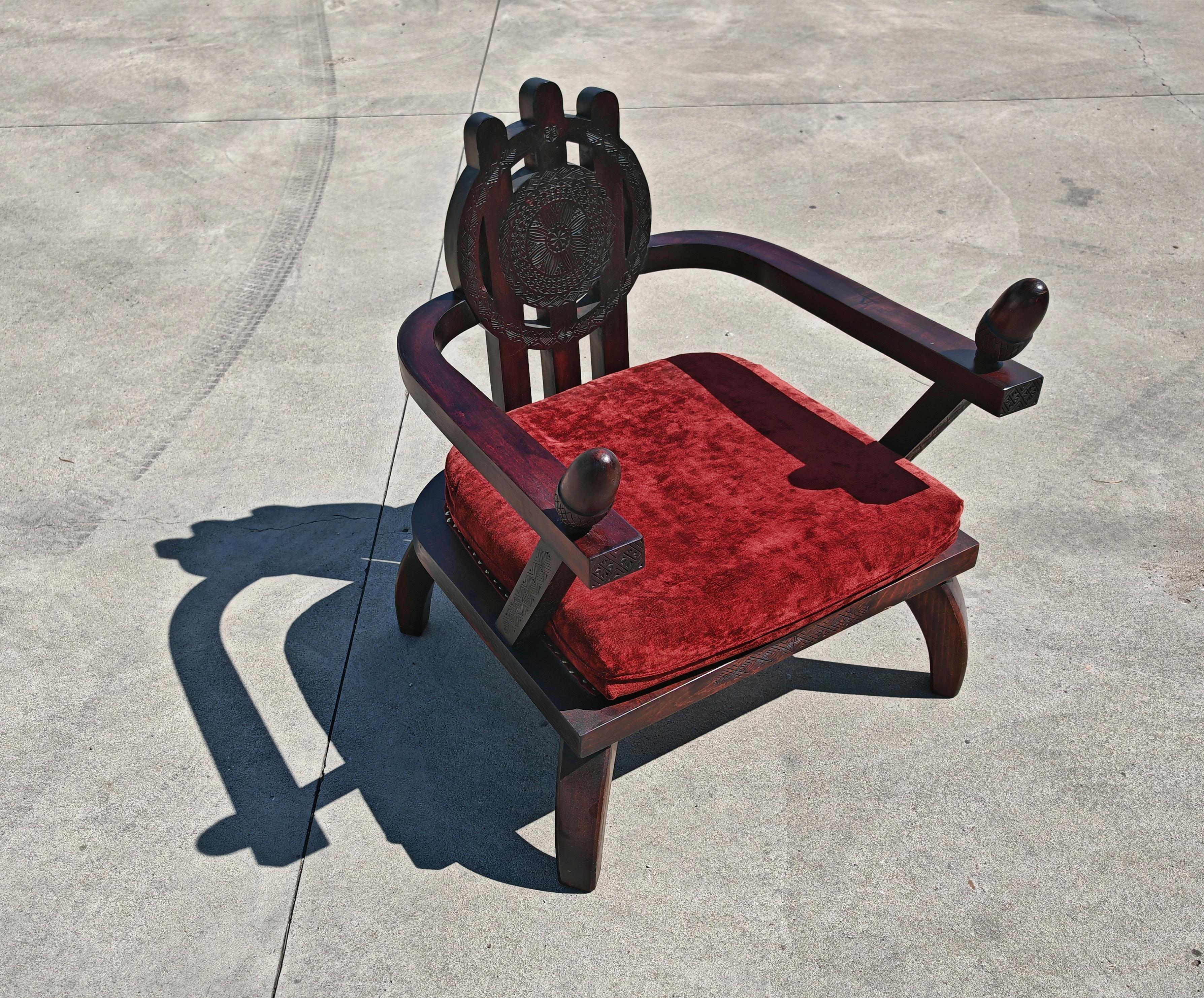 Fin du 20e siècle Fauteuils en forme de trône sculptés à la main en chêne teinté, conçus par Ettore Zaccari en vente