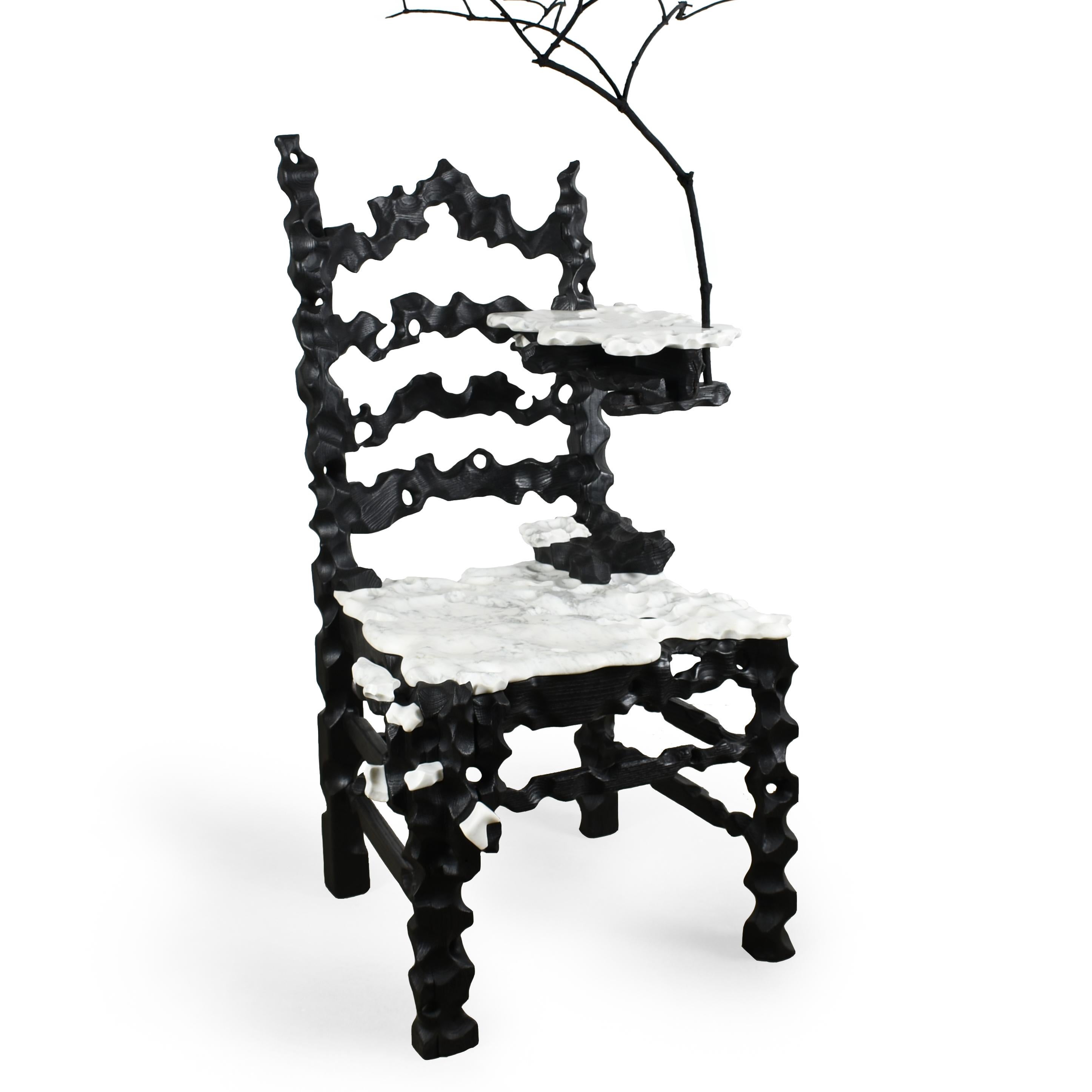 CET OBJET D'ART SCULPTÉ À LA MAIN EST FABRIQUÉ À PARTIR D'UNE CHAISE DE SALLE À MANGER RÉUTILISÉE ET DE RESTES DE BOIS.
MARBRE BLANC. CETTE PIÈCE SCULPTURALE A ÉTÉ AMÉLIORÉE EN BRÛLANT LE BOIS À L'AIDE D'UN CHALUMEAU.
LA TECHNIQUE YAKISUGI EST