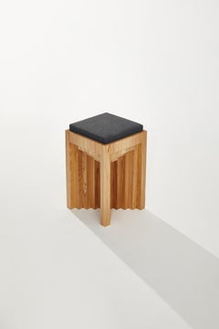 Table d'appoint en frêne naturel de forme cubique avec assise en fibre par Heilig Objects