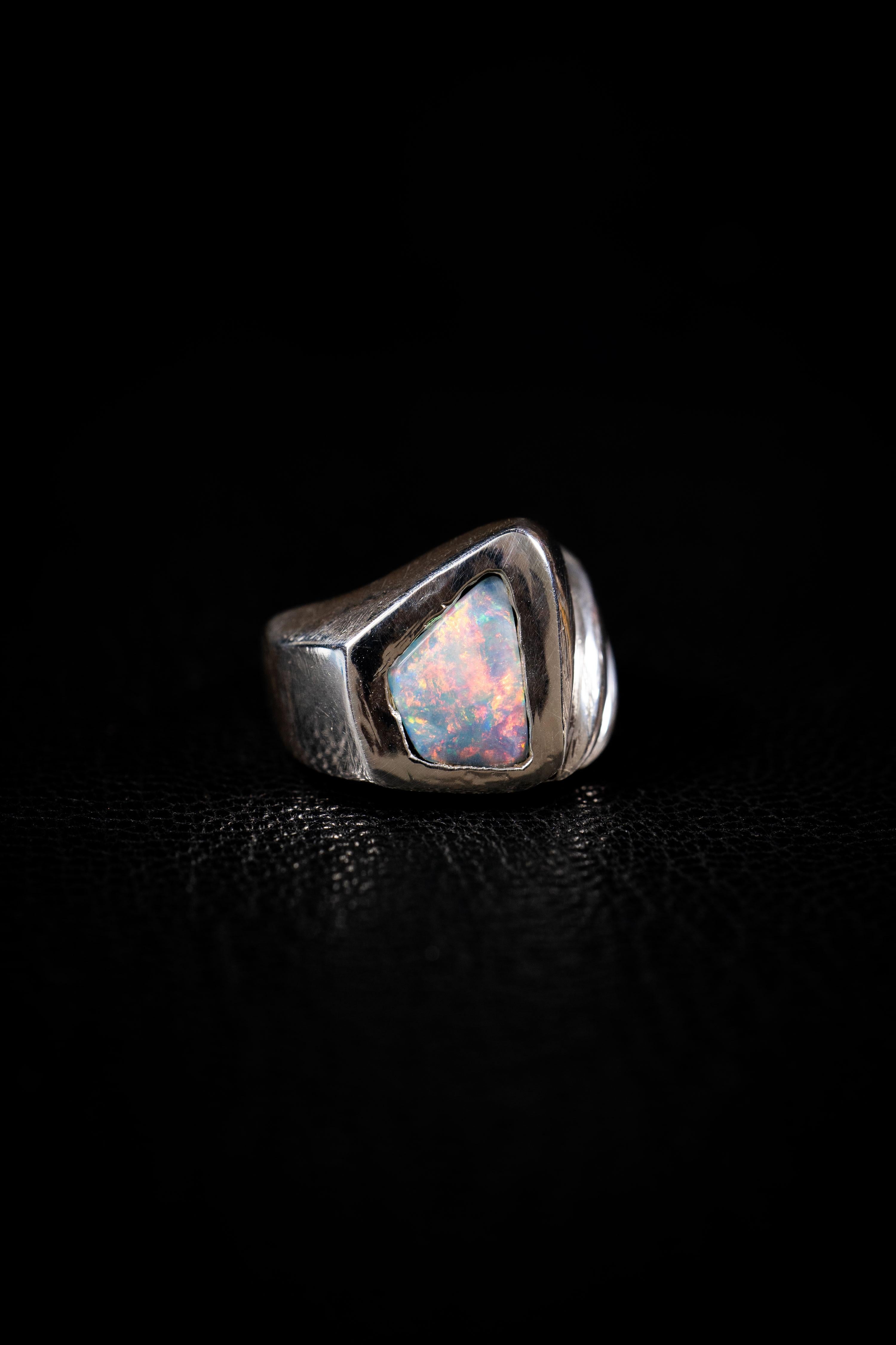 Through Dimensions ist ein einzigartiger Ring von Ken Fury, der von Hand geschnitzt und in Sterlingsilber gegossen ist und einen seltenen echten australischen Opal-Doppelstein enthält.

Ringgröße: 9

Handsigniert