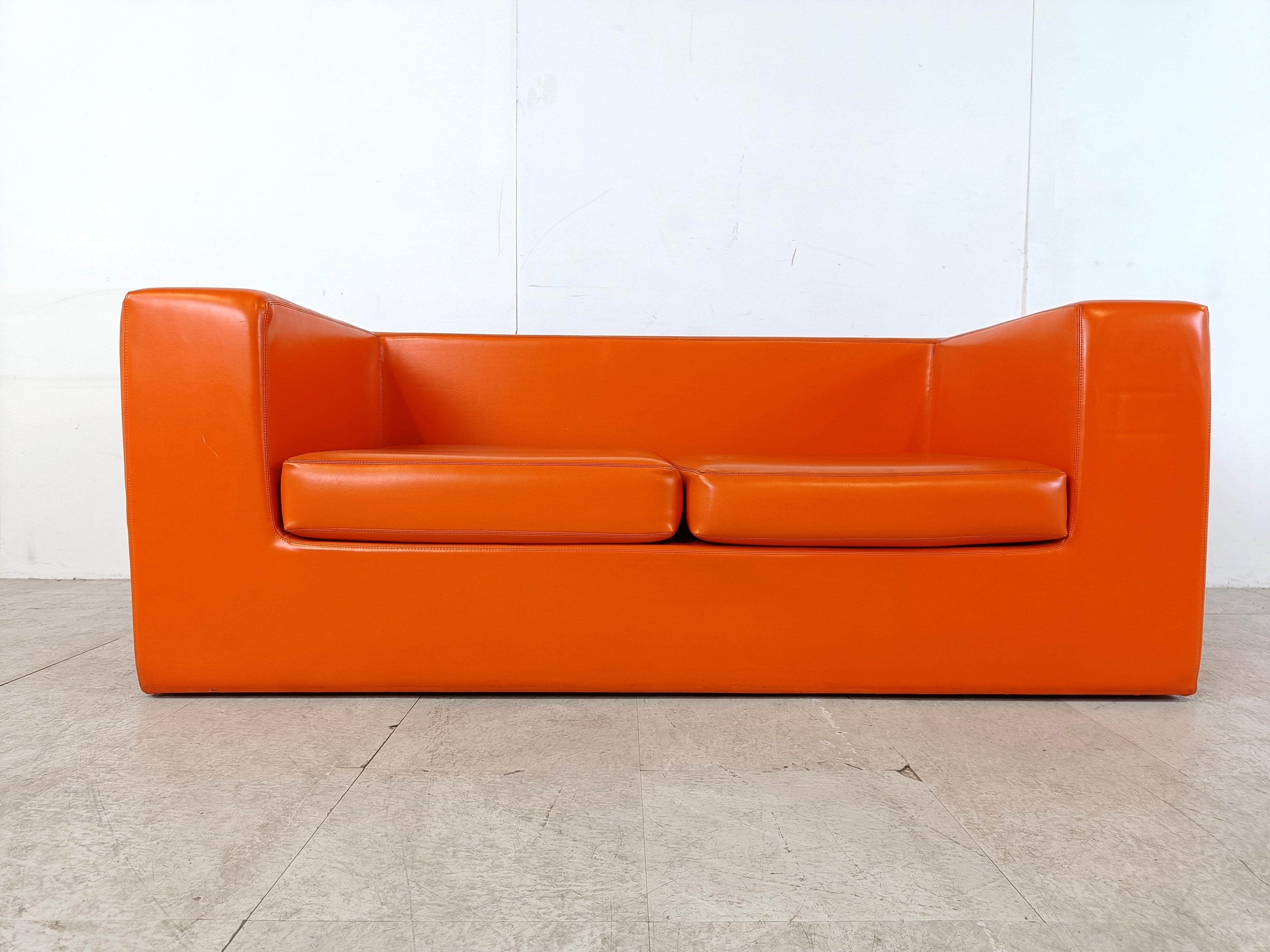 The Throw-Away sofa was designed by Willie Landels for Zanotta in 1965. 

Its he first sofa  completely made from expanded polyurethane, structureless and industrially made. 

It is a minimalist design but very comfortable. 

Good condition

1970s -
