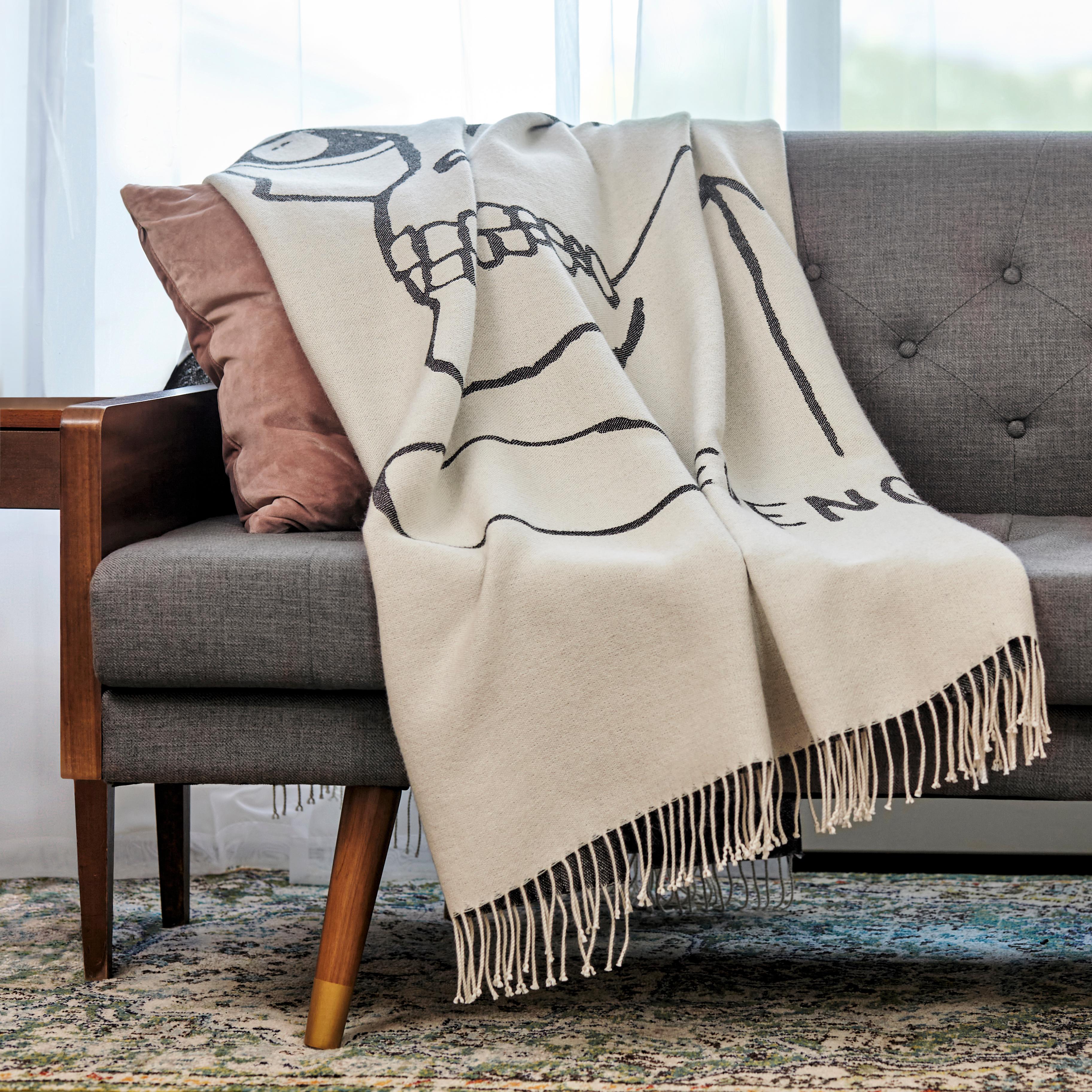 Pensieri malvagi (1982)
100% alpaca peruviana reversibile
Misure: 50 x 72 pollici con frangia di 3 pollici
tessuto a mano
Solo lavaggio a secco
confezione regalo personalizzata

Proprietà di Jean-Michel Basquiat 
Concesso in licenza da Artestar, New