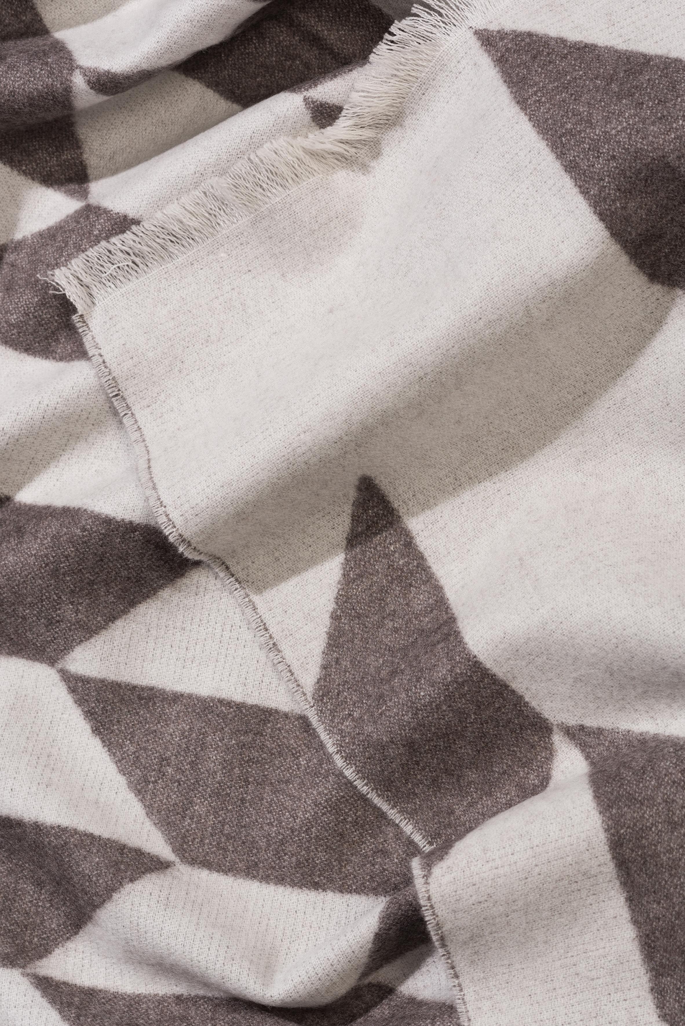 Throw Blanket-Muster Grau Weiß gewebt aus extra feinem Merino von Catharina Mende (21. Jahrhundert und zeitgenössisch) im Angebot