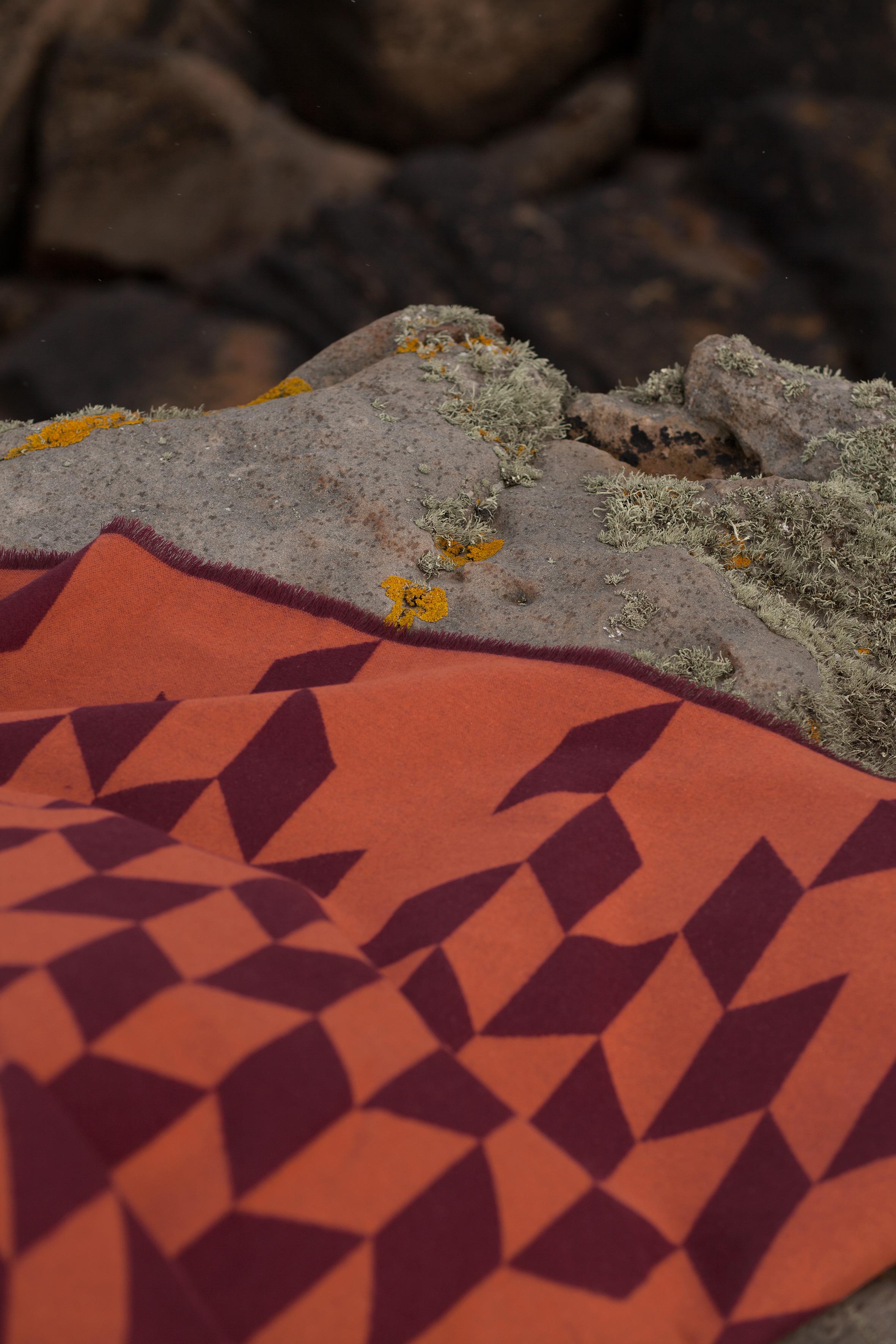 Throw Blanket-Muster Orange Rot gewebt aus extra feinem Merino von Catharina Mende (Moderne) im Angebot