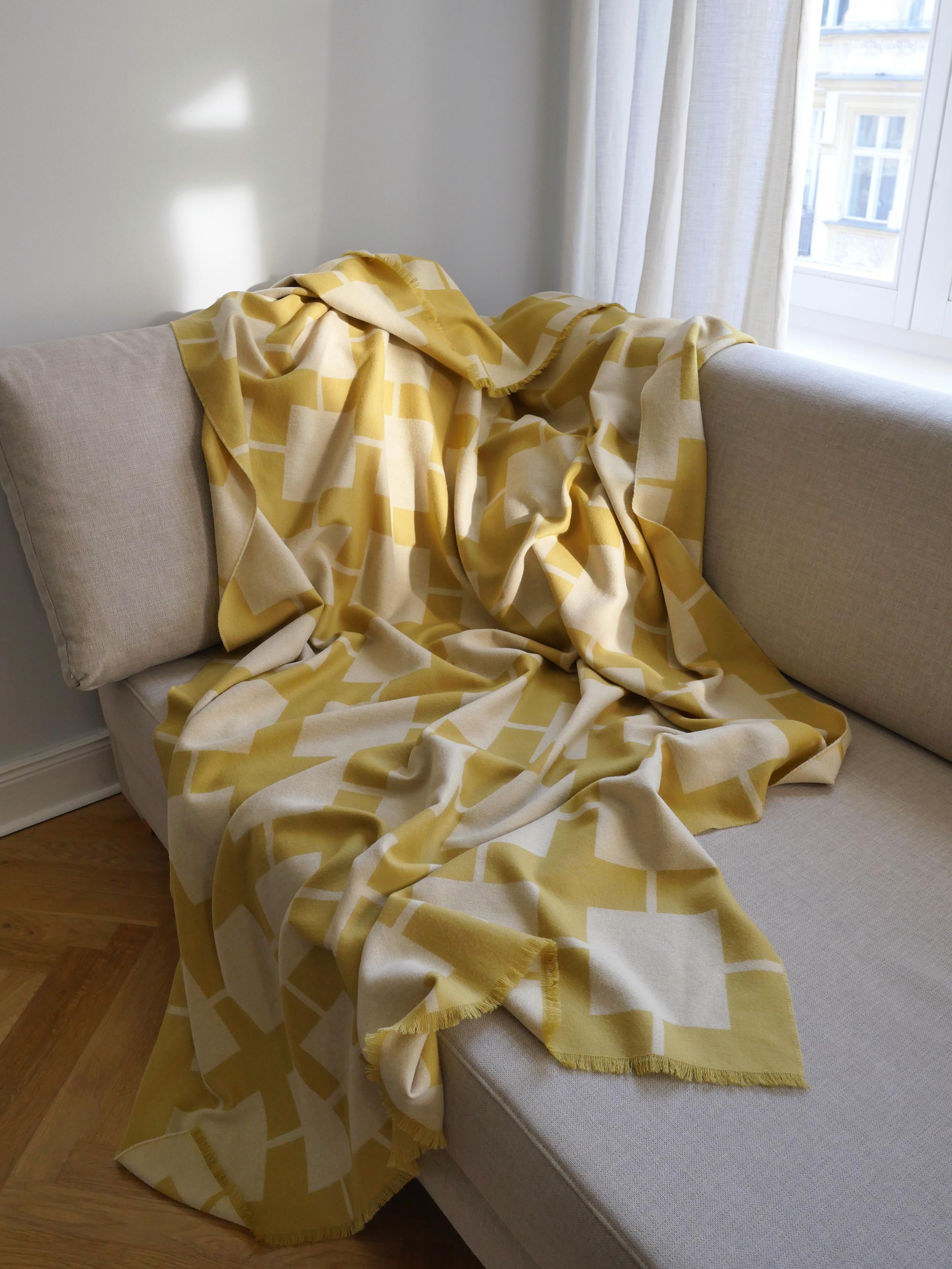 Designed in Berlin by Catharina Mende, woven of 100% extra fine merino in Scotland: This luxurious and flattering throw is the perfect combination of color, shape and material for every time of the day and season. This exquisite piece will become an