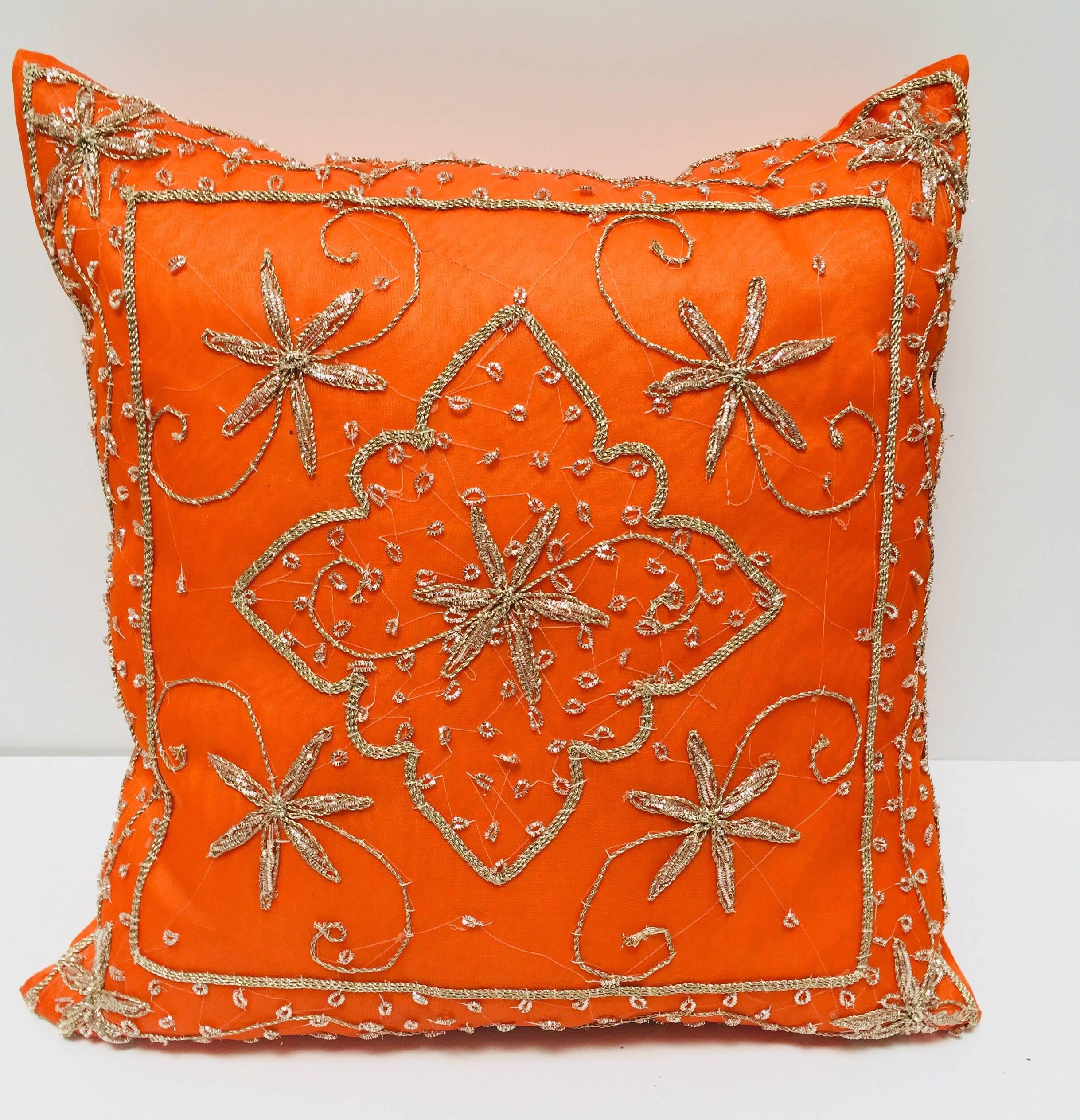 Almohada decorativa de acento naranja bordada y adornada con lentejuelas con Borde muy adornado de bordado metálico de hilos moros, bordado de cuentas doradas sobre fondo naranja iridiscente de flores y enredaderas bordadas.
Hecho a mano en la