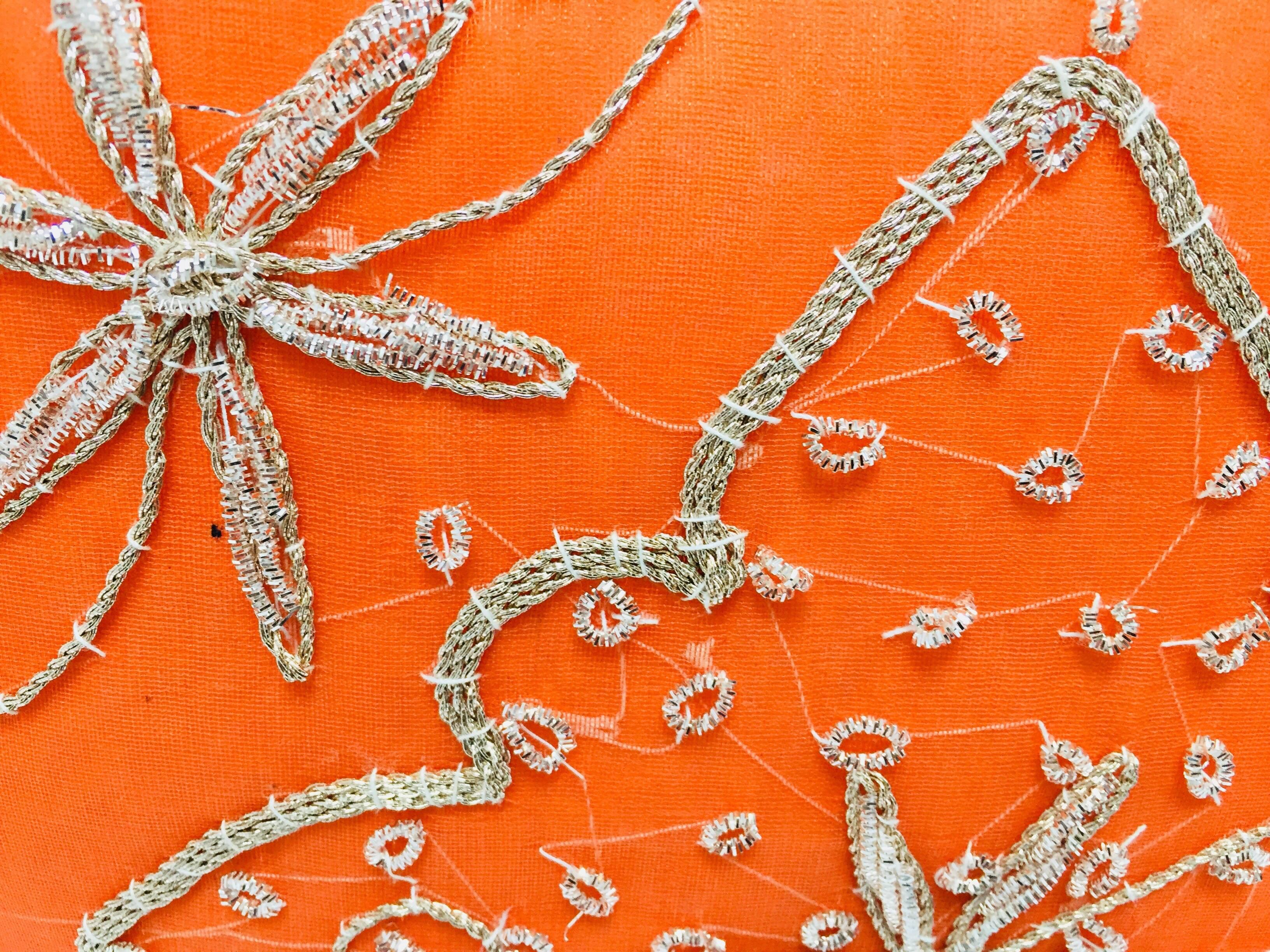 Cojín decorativo naranja adornado con lentejuelas y cuentas Indio en venta