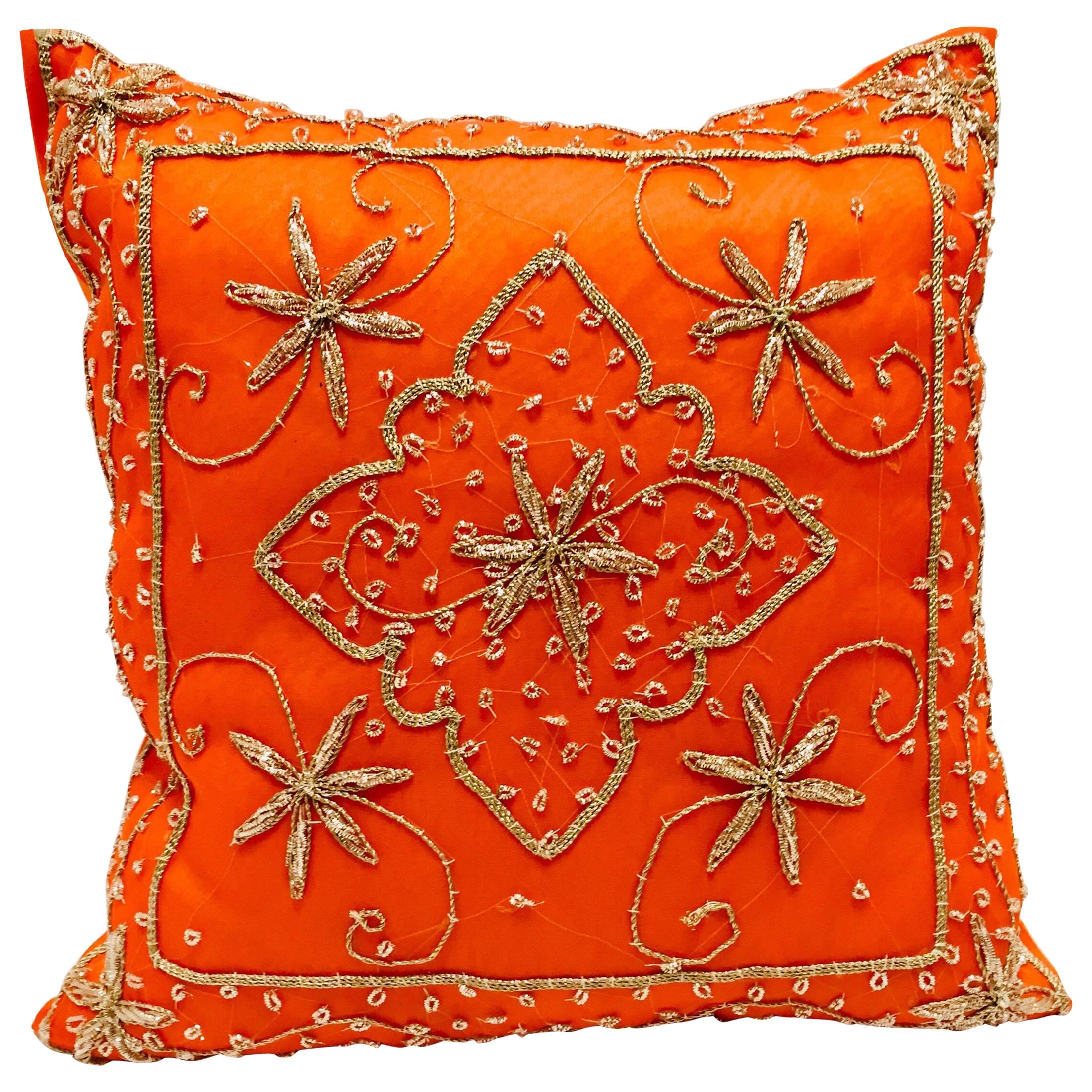 Dekoratives Orangefarbenes Kissen mit Pailletten und Perlen verziert