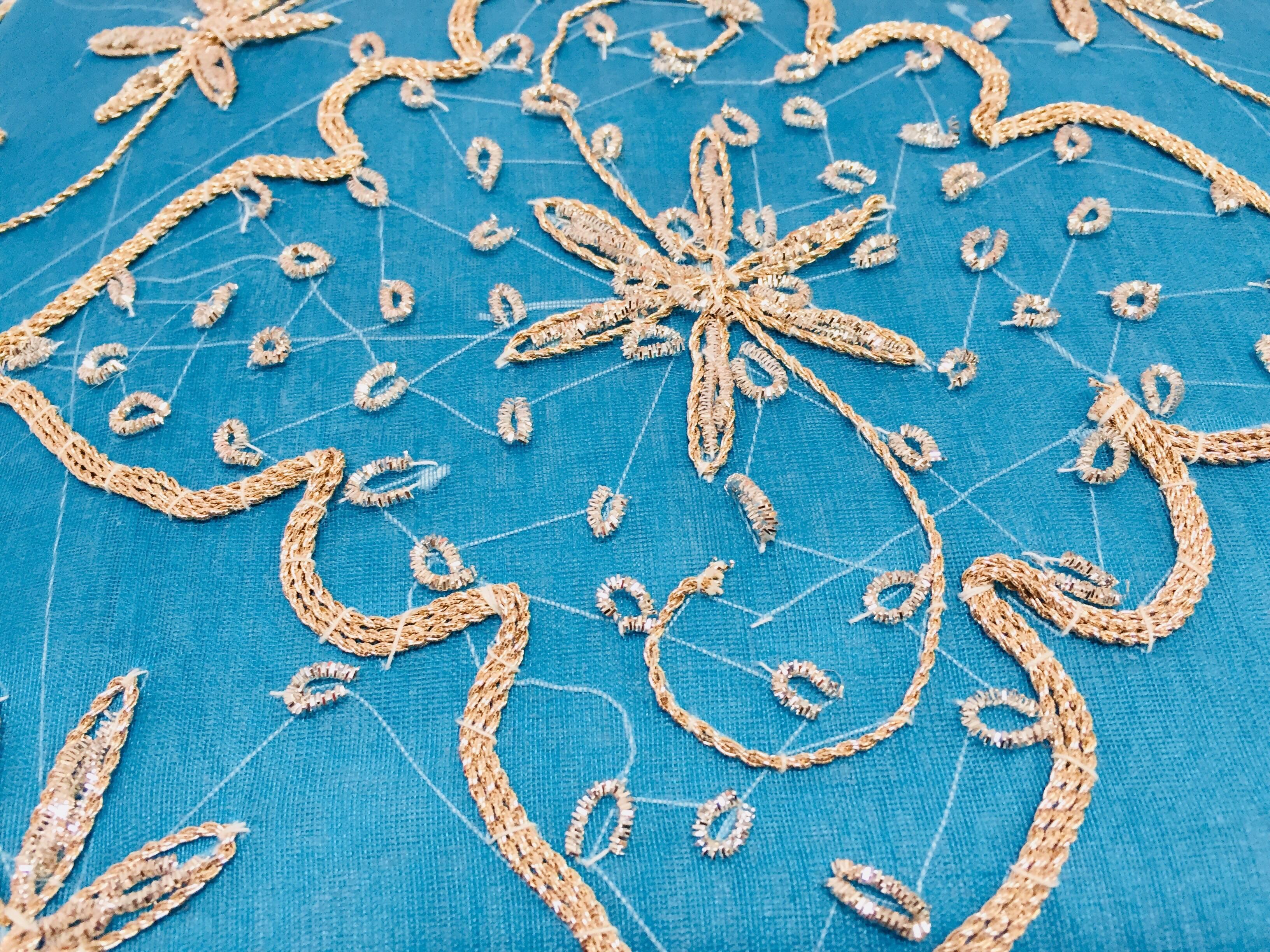 Dekoratives türkisfarbenes maurisches Kissen mit Pailletten und Perlen verziert im Angebot 2