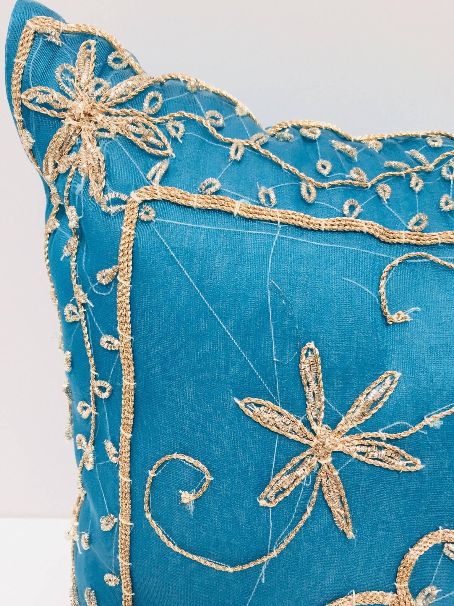 Coussin décoratif d'accent maure turquoise brodé et embelli de paillettes avec des fils métalliques mauresques, broderie de perles dorées sur turquoise.
Bordure fortement embellie de broderie métallique en fils mauresques, broderie de perles d'or