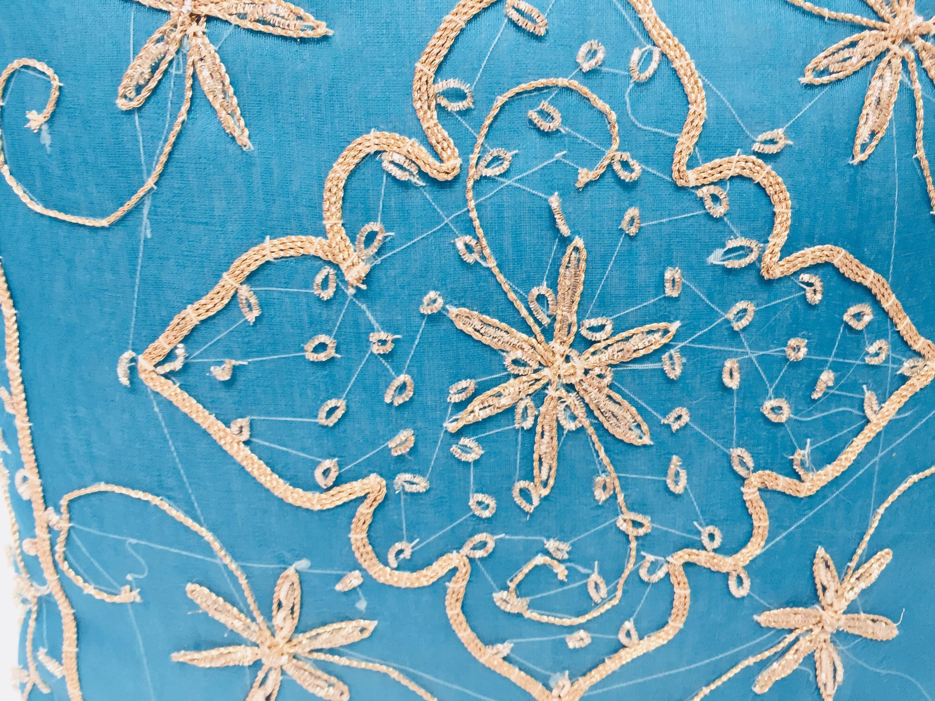 Perlé Coussin décoratif mauresque turquoise décoré de paillettes et de perles en vente