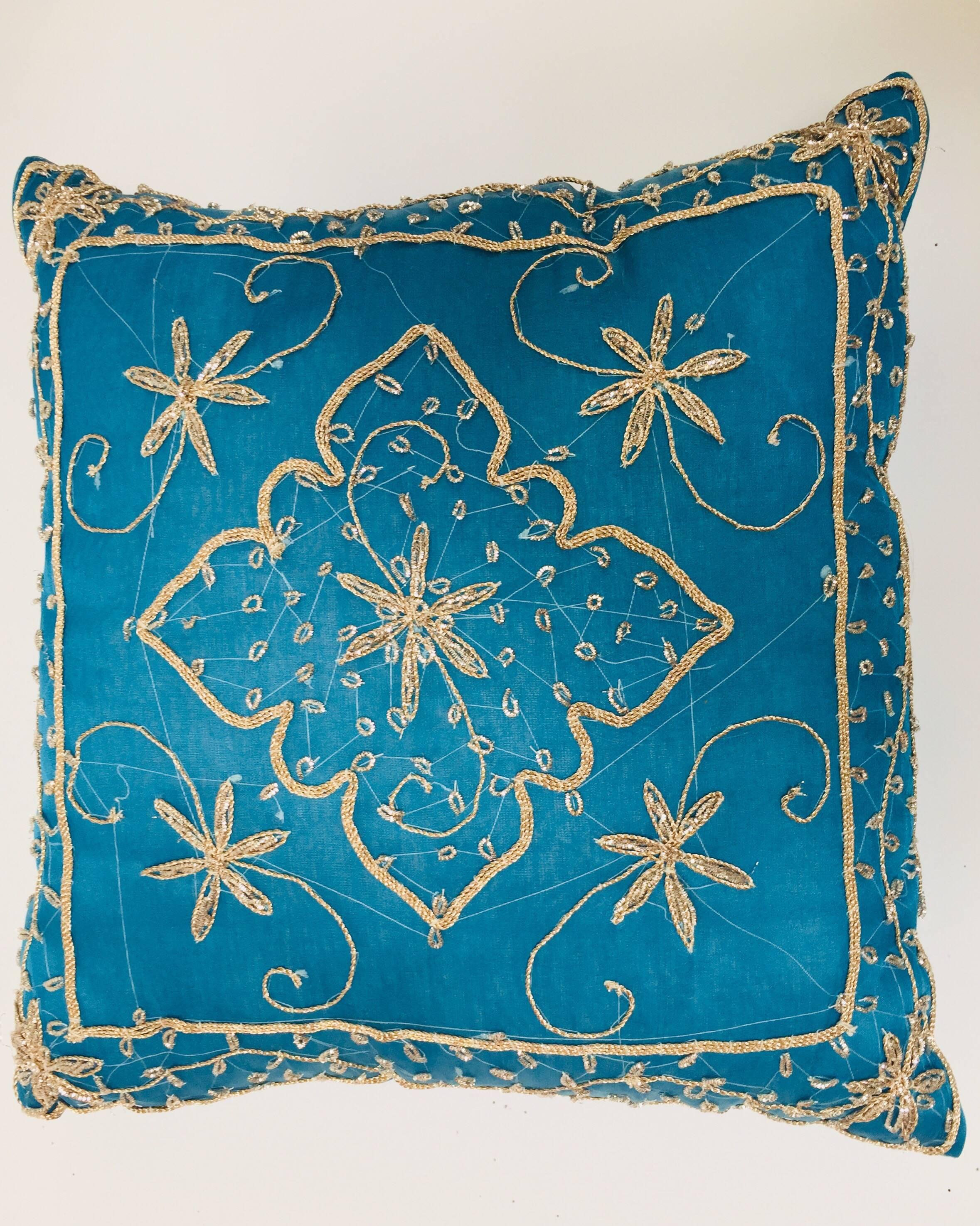 Dekoratives türkisfarbenes maurisches Kissen mit Pailletten und Perlen verziert (20. Jahrhundert) im Angebot