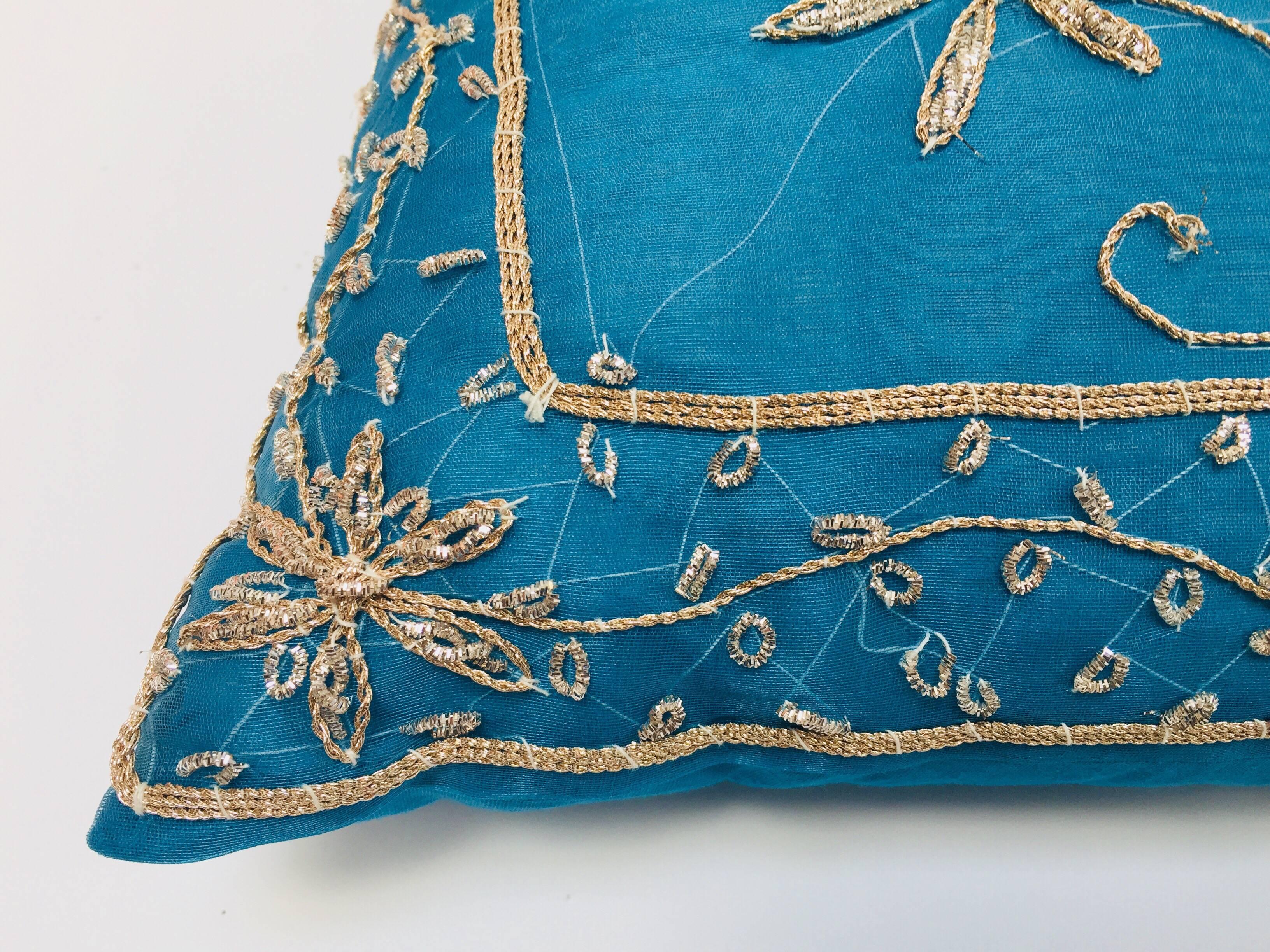 Dekoratives türkisfarbenes maurisches Kissen mit Pailletten und Perlen verziert (Stoff) im Angebot