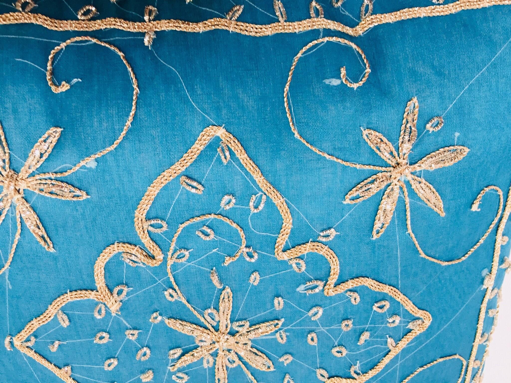 Dekoratives türkisfarbenes maurisches Kissen mit Pailletten und Perlen verziert im Angebot 1