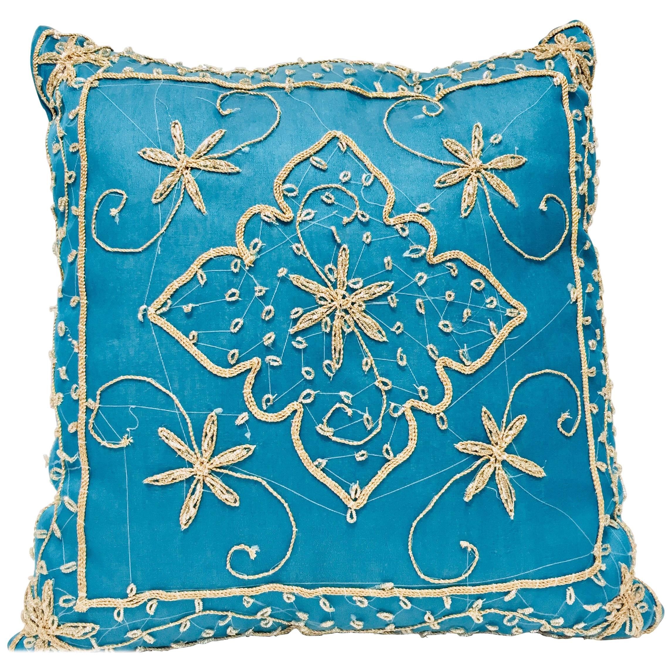 Dekoratives türkisfarbenes maurisches Kissen mit Pailletten und Perlen verziert